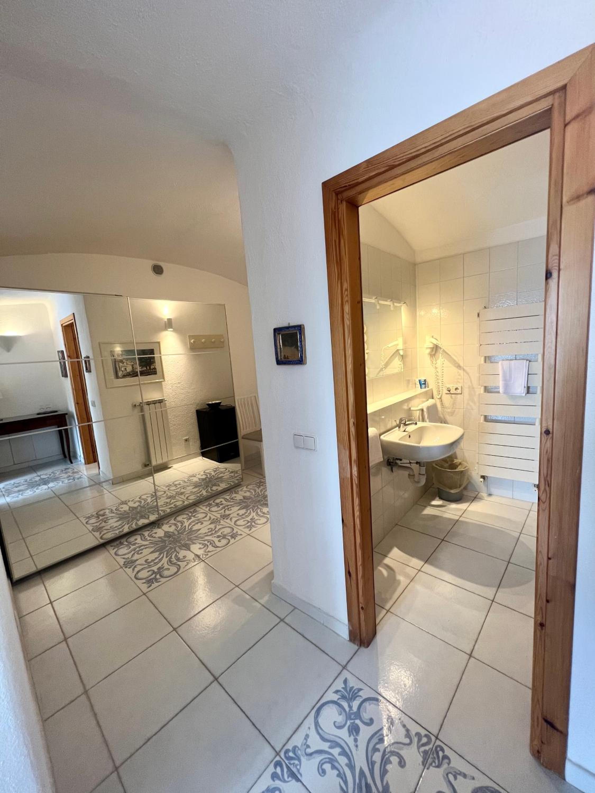 Deluxe Triple Room with Terrace and Sea View - Photo 10