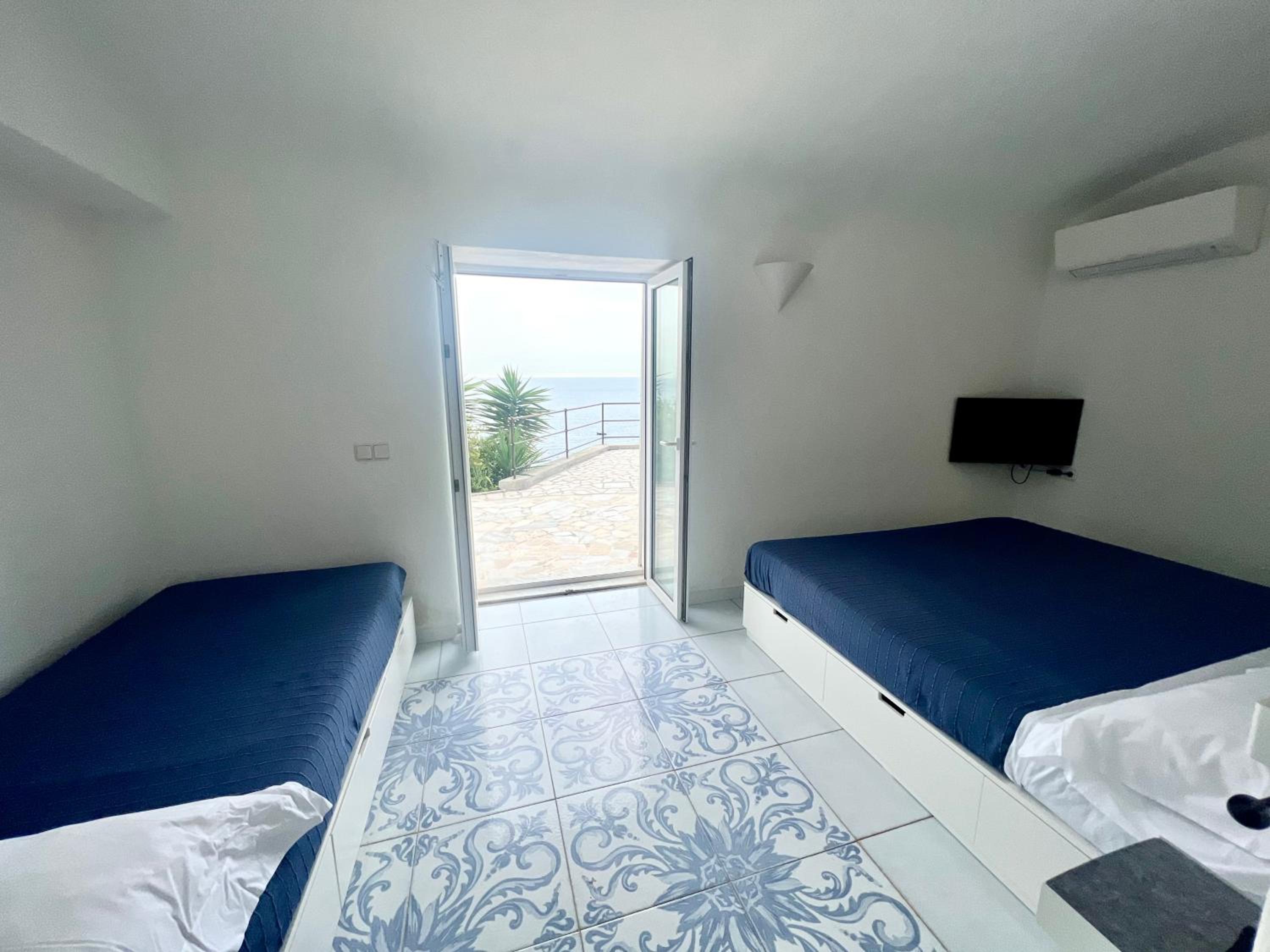 Deluxe Triple Room with Terrace and Sea View - Photo 7