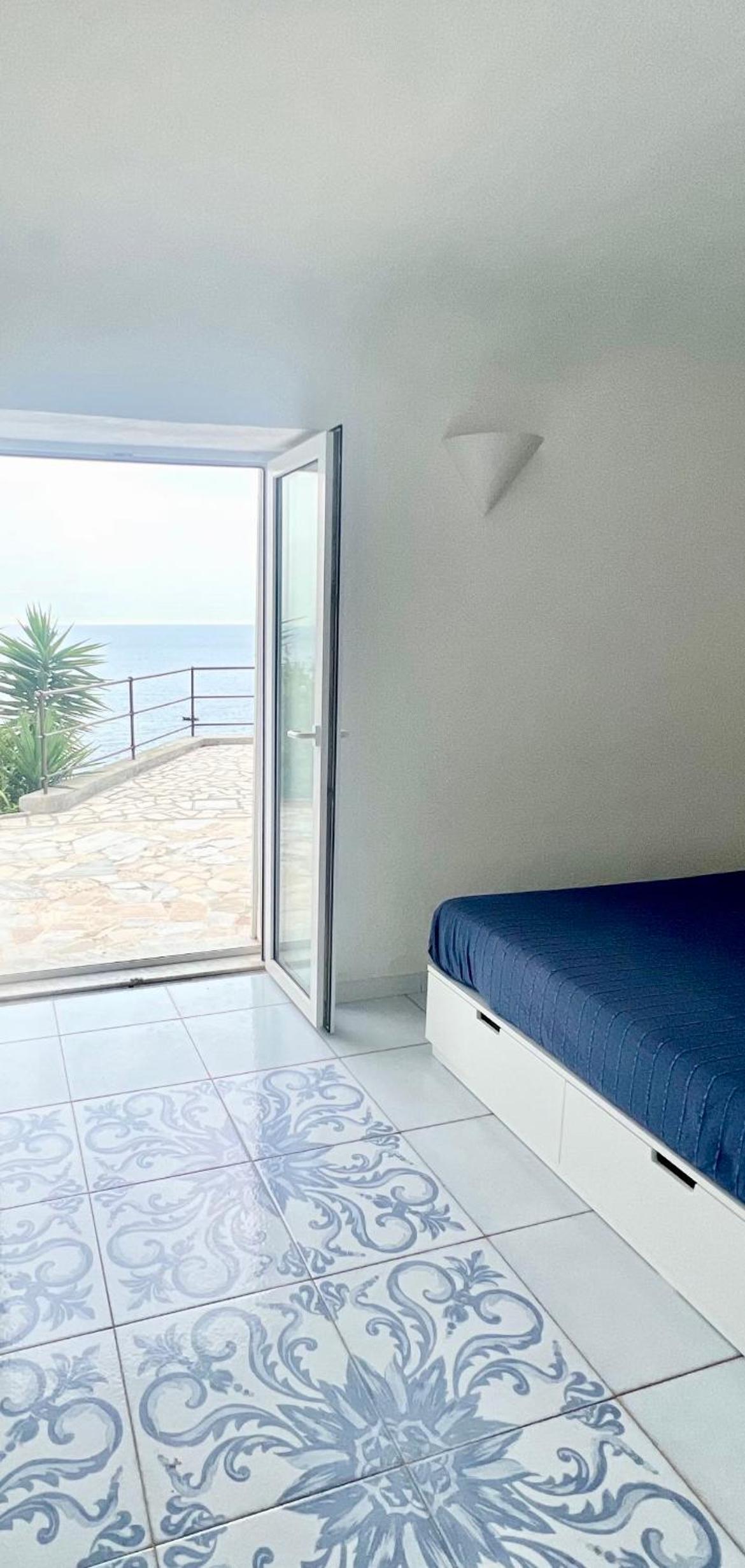 Deluxe Triple Room with Terrace and Sea View - Photo 2