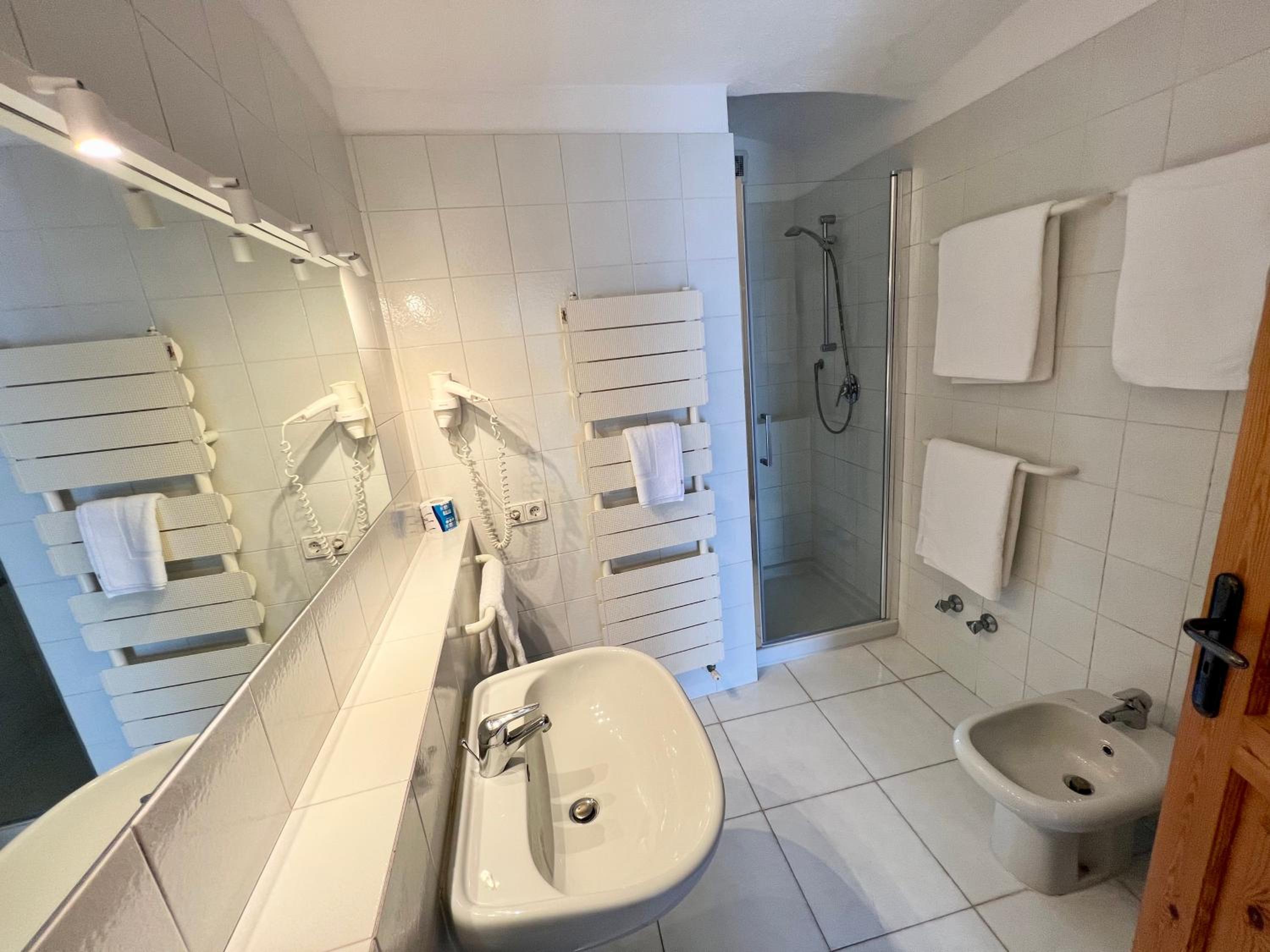 Deluxe Triple Room with Terrace and Sea View - Photo 12