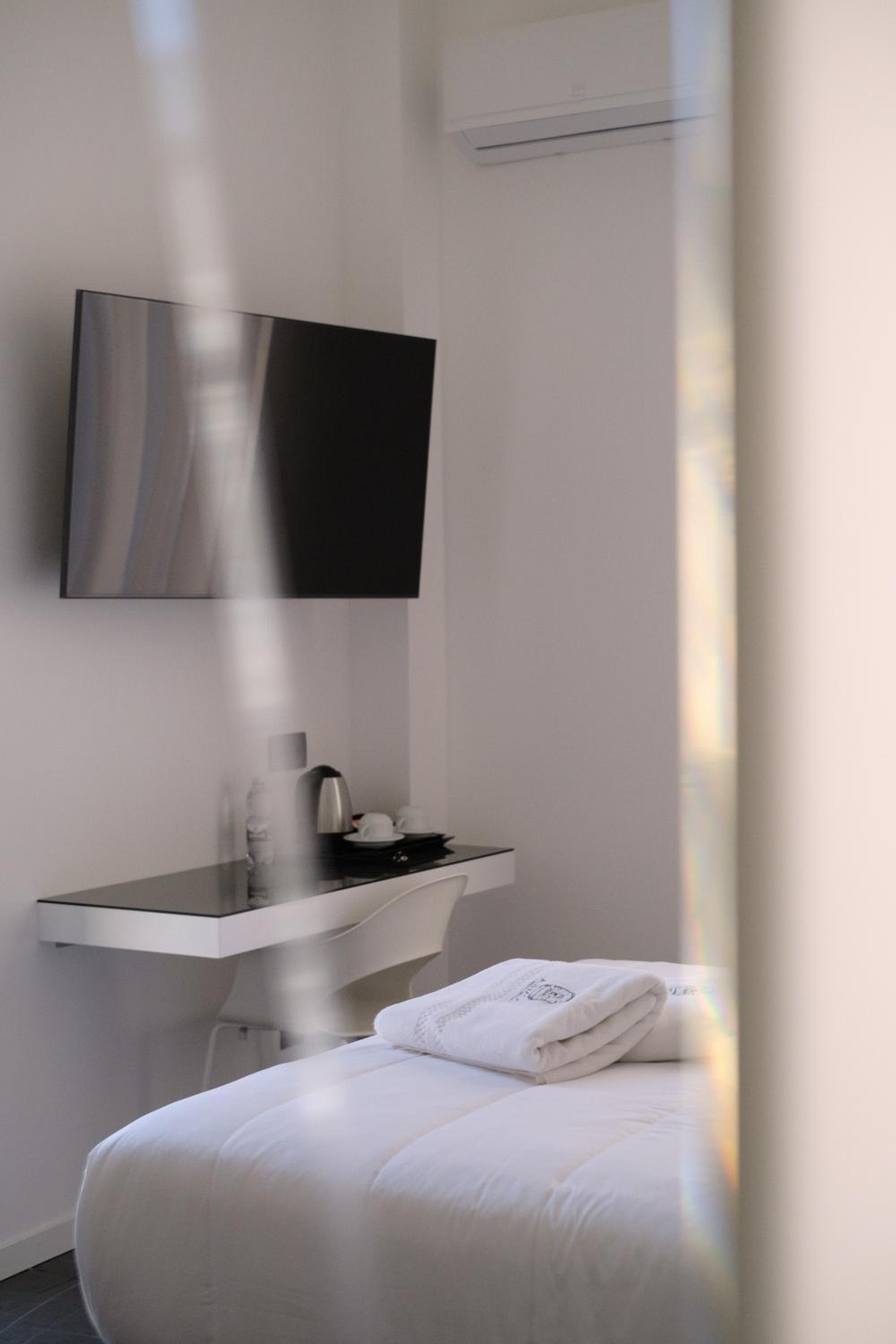 Double or Twin Room with Private Bathroom photo 2