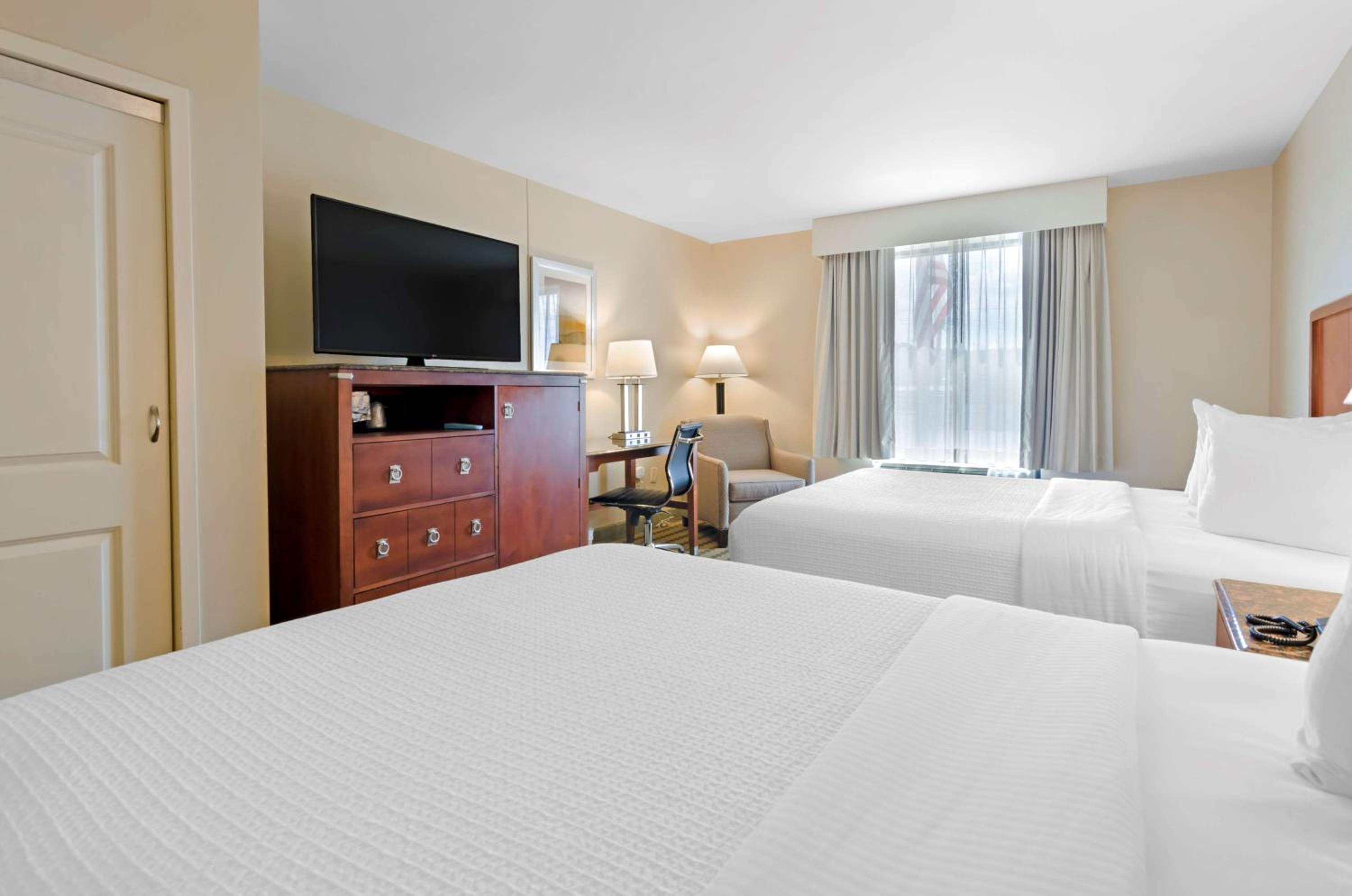 Queen Room with Two Queen Beds - Photo 2