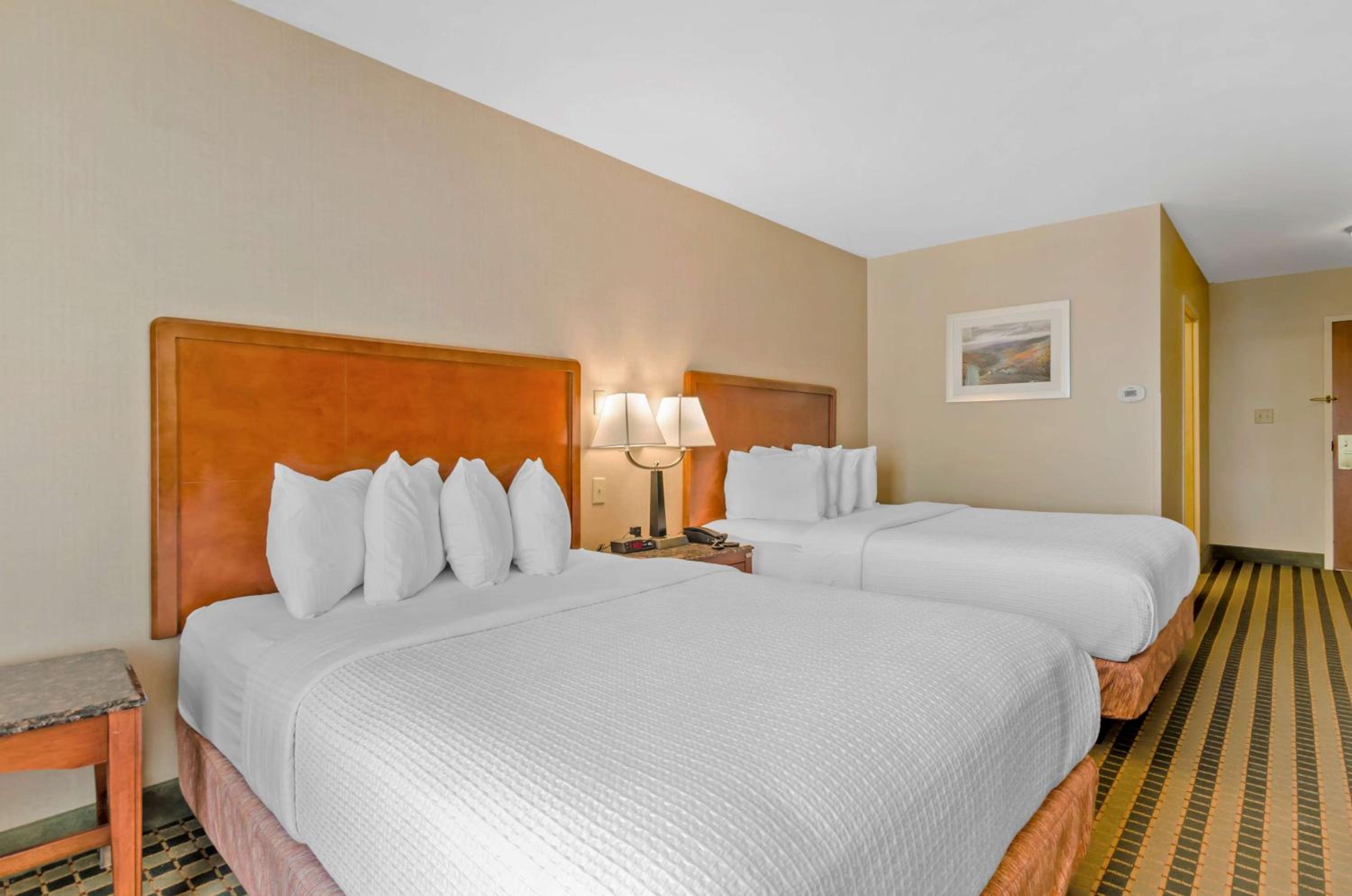 Queen Room with Two Queen Beds - Photo 3