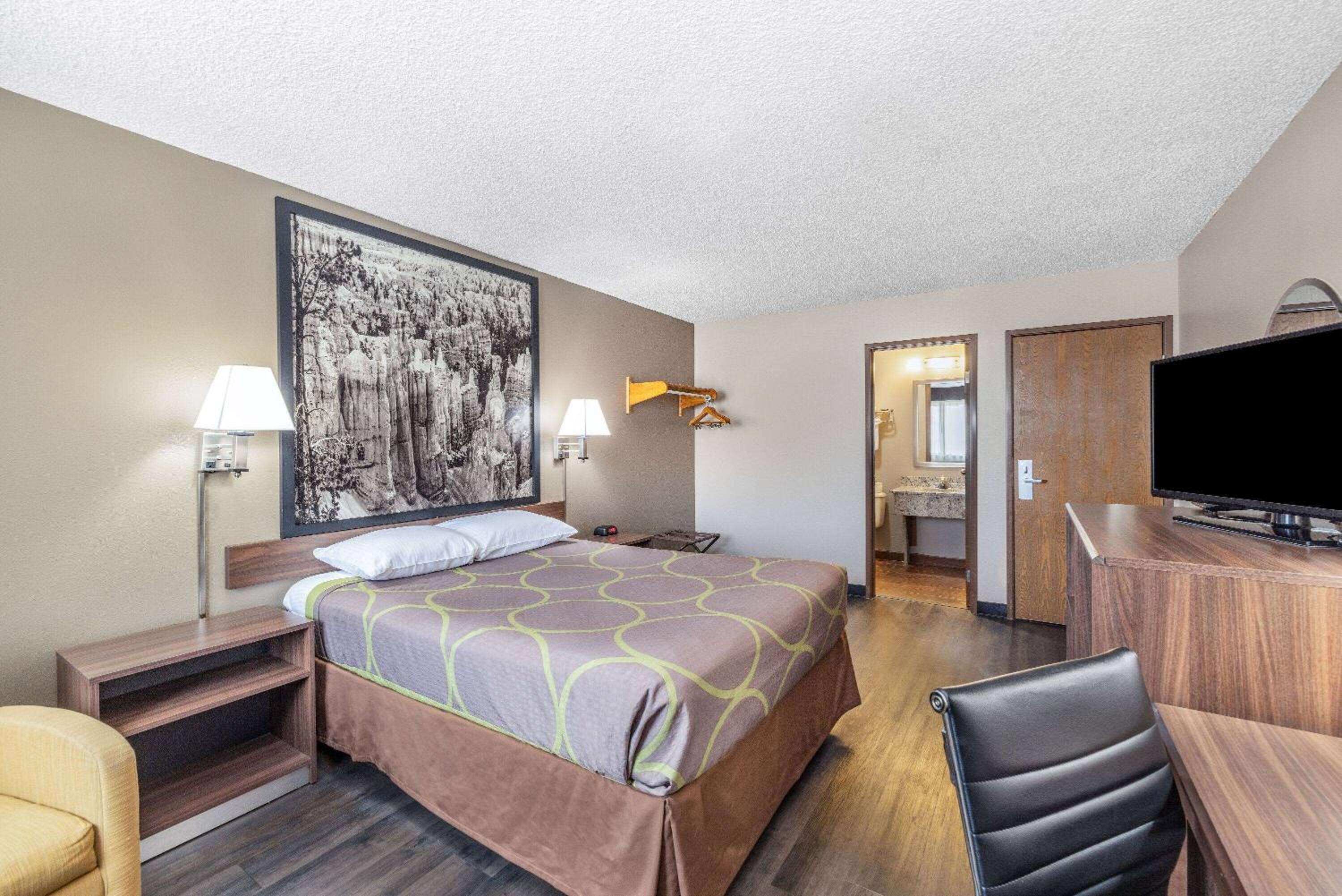 Queen Room - Pet Friendly/Non-Smoking