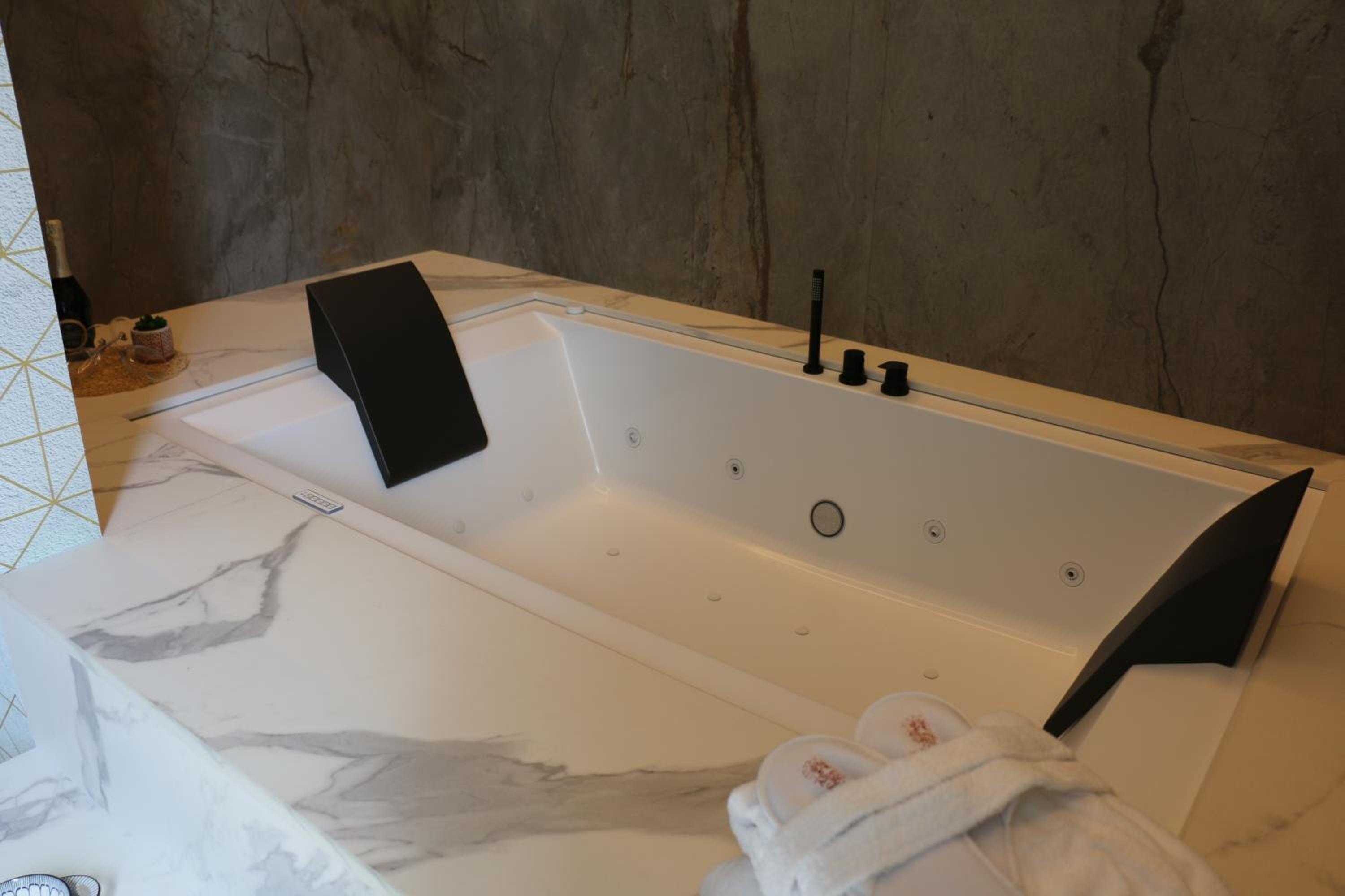 Queen Suite with Spa Bath - Photo 21
