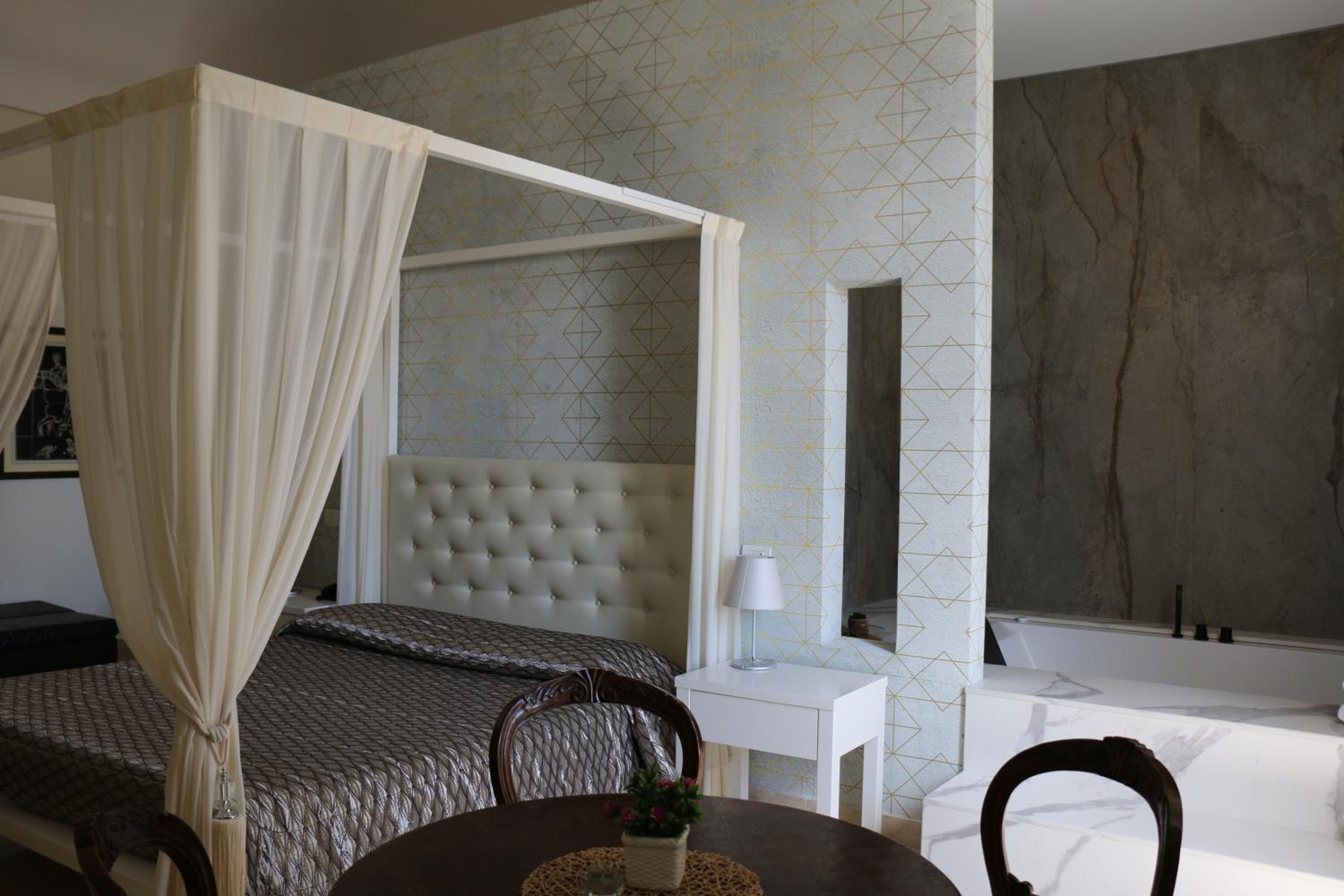 Queen Suite with Spa Bath - Photo 1