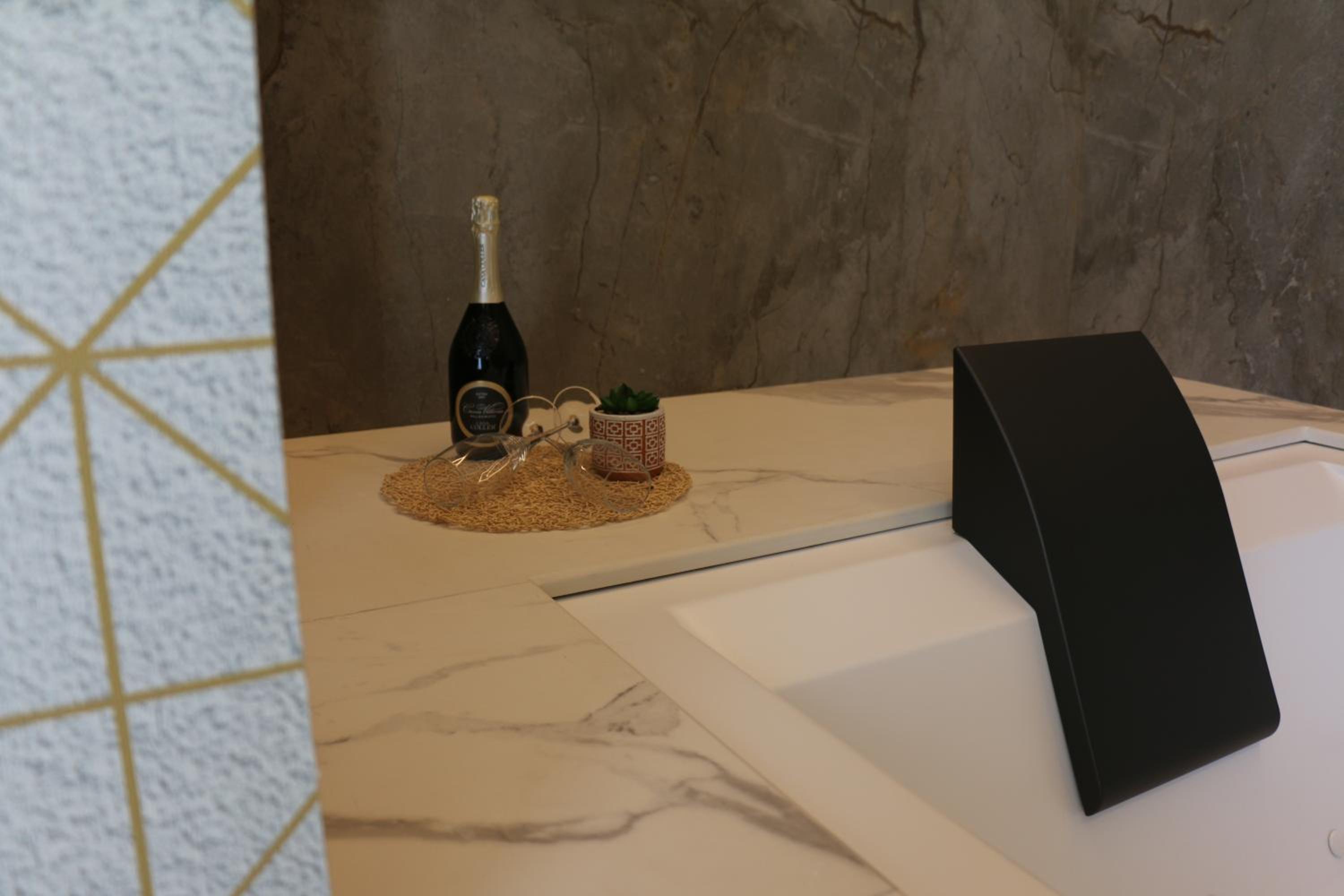 Queen Suite with Spa Bath - Photo 23