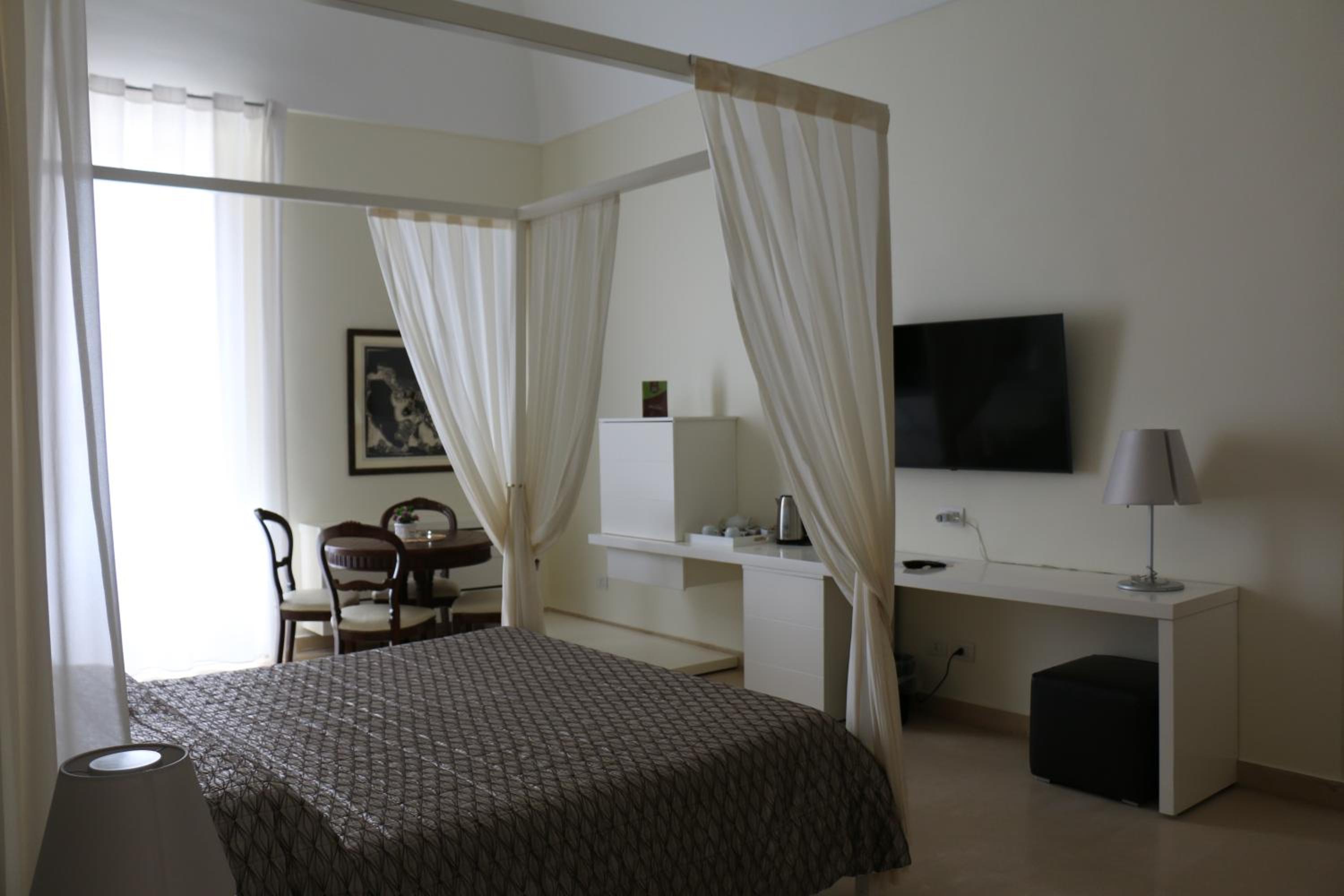 Queen Suite with Spa Bath - Photo 17