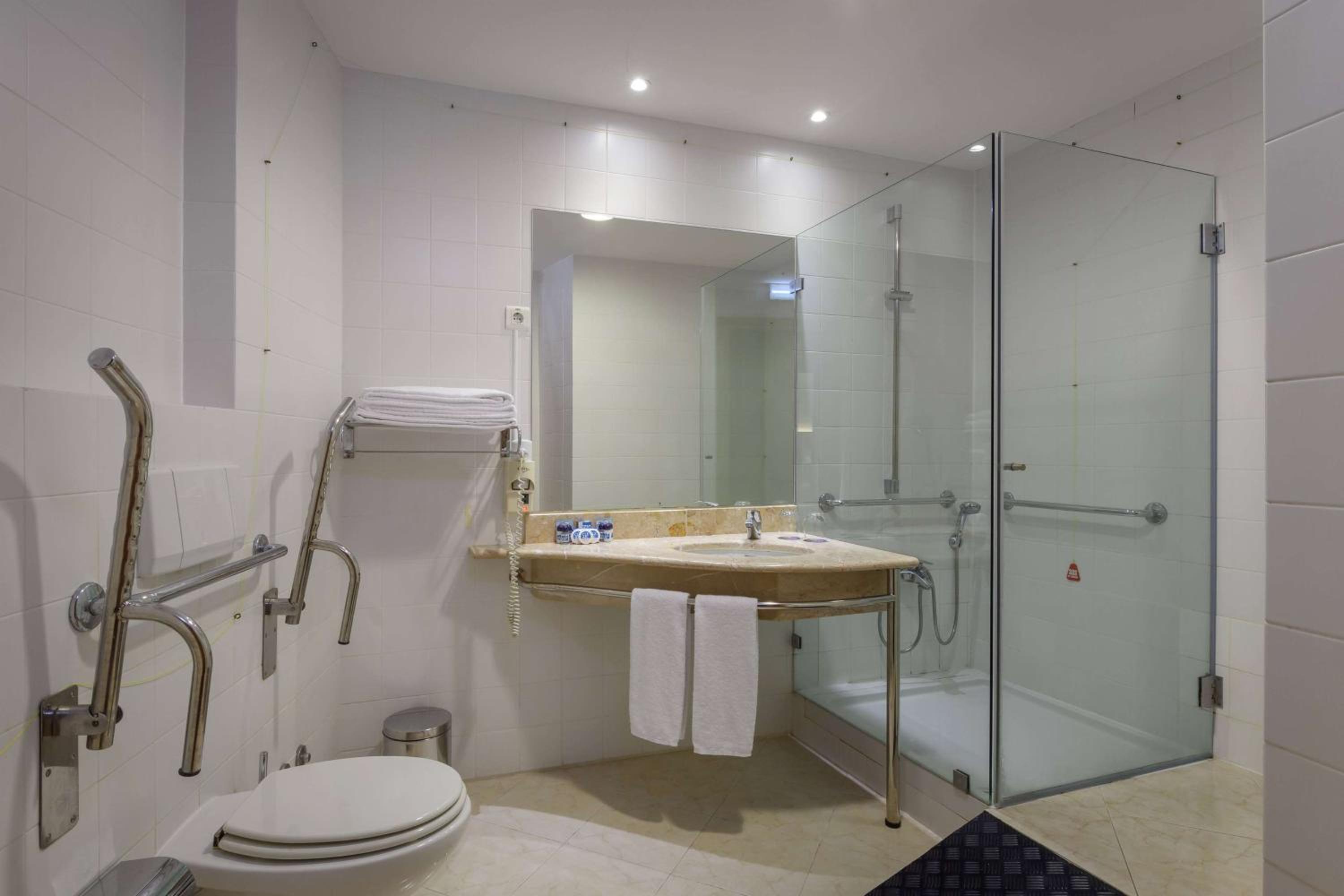 Twin Room with Three Twin Beds - Mobility Accessible/Non-Smoking - Photo 1