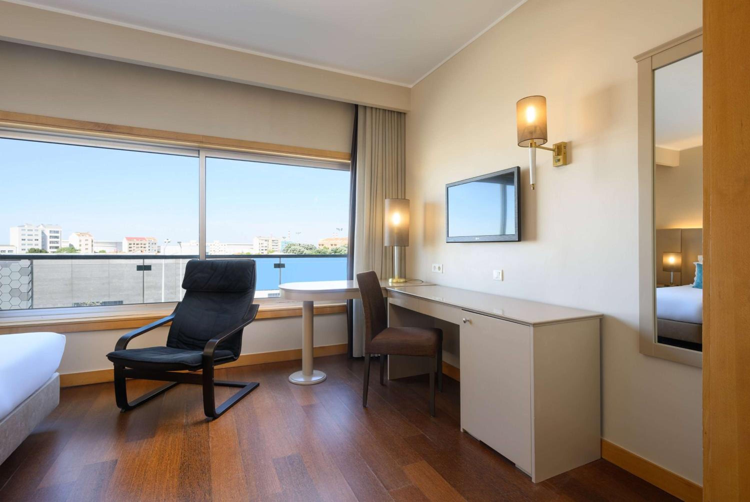 Premium Double Room with Pool View - Non-Smoking - Photo 7