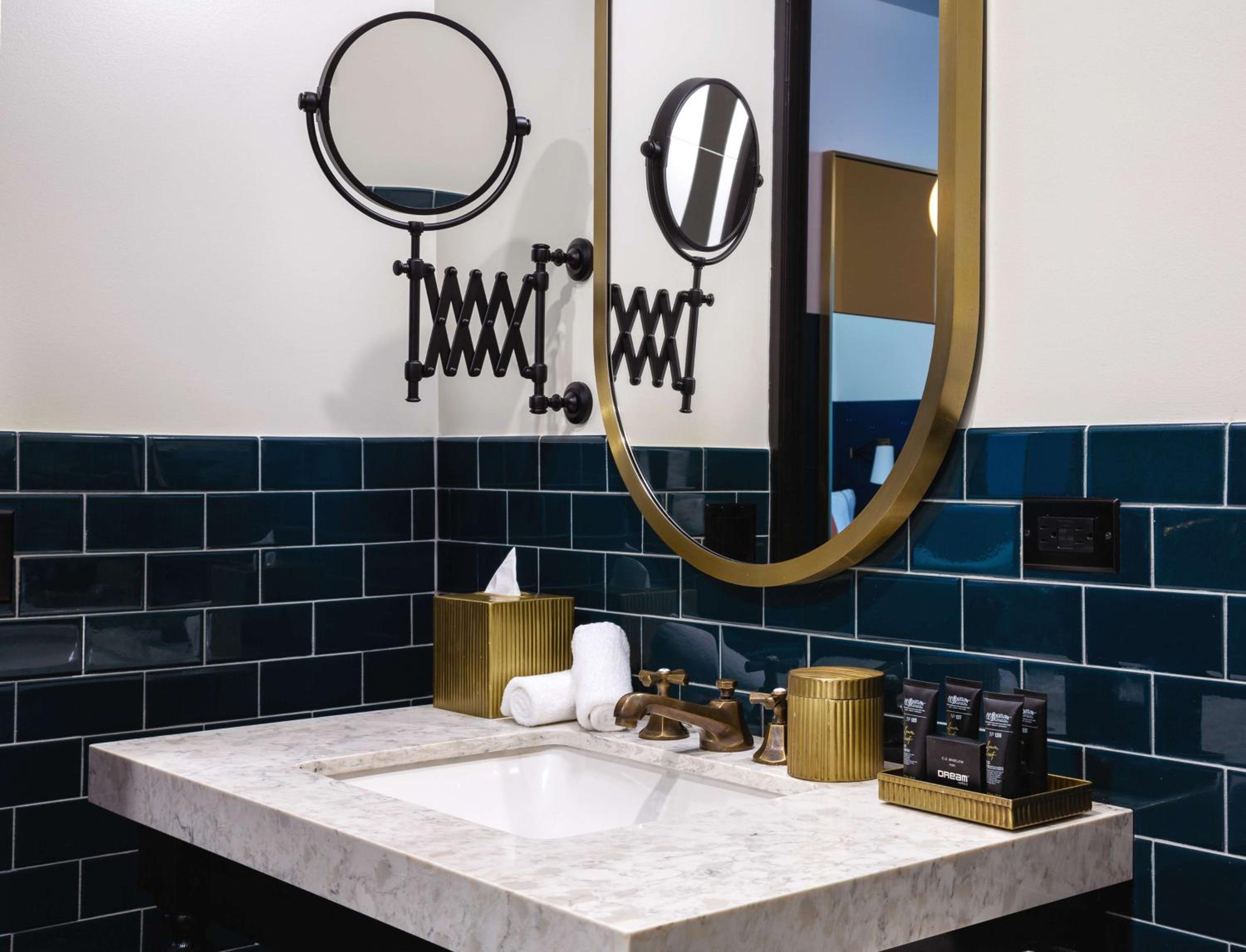 King Room with Accessible Tub - Photo 3