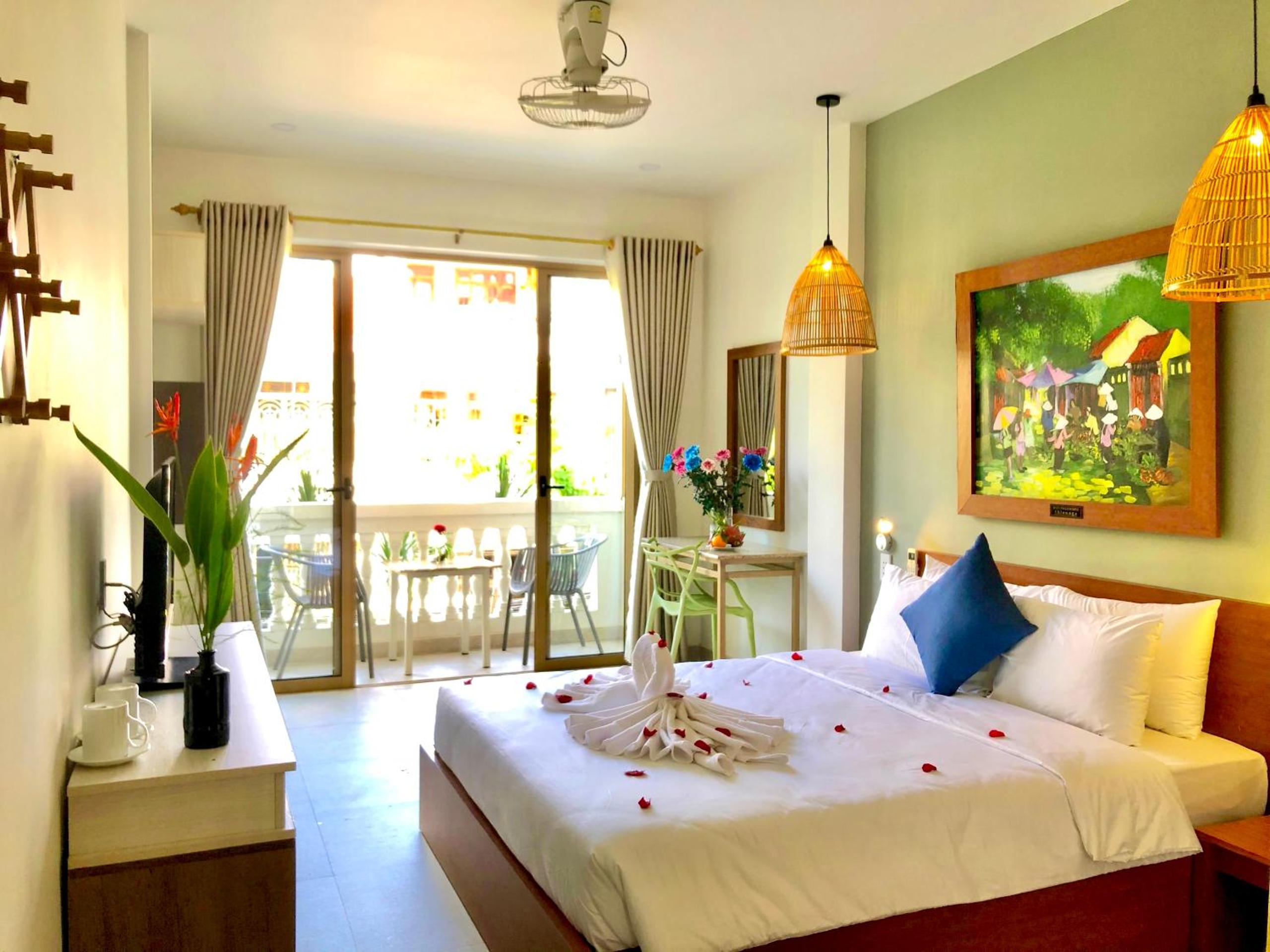 Deluxe Double Room with Balcony - Photo 17