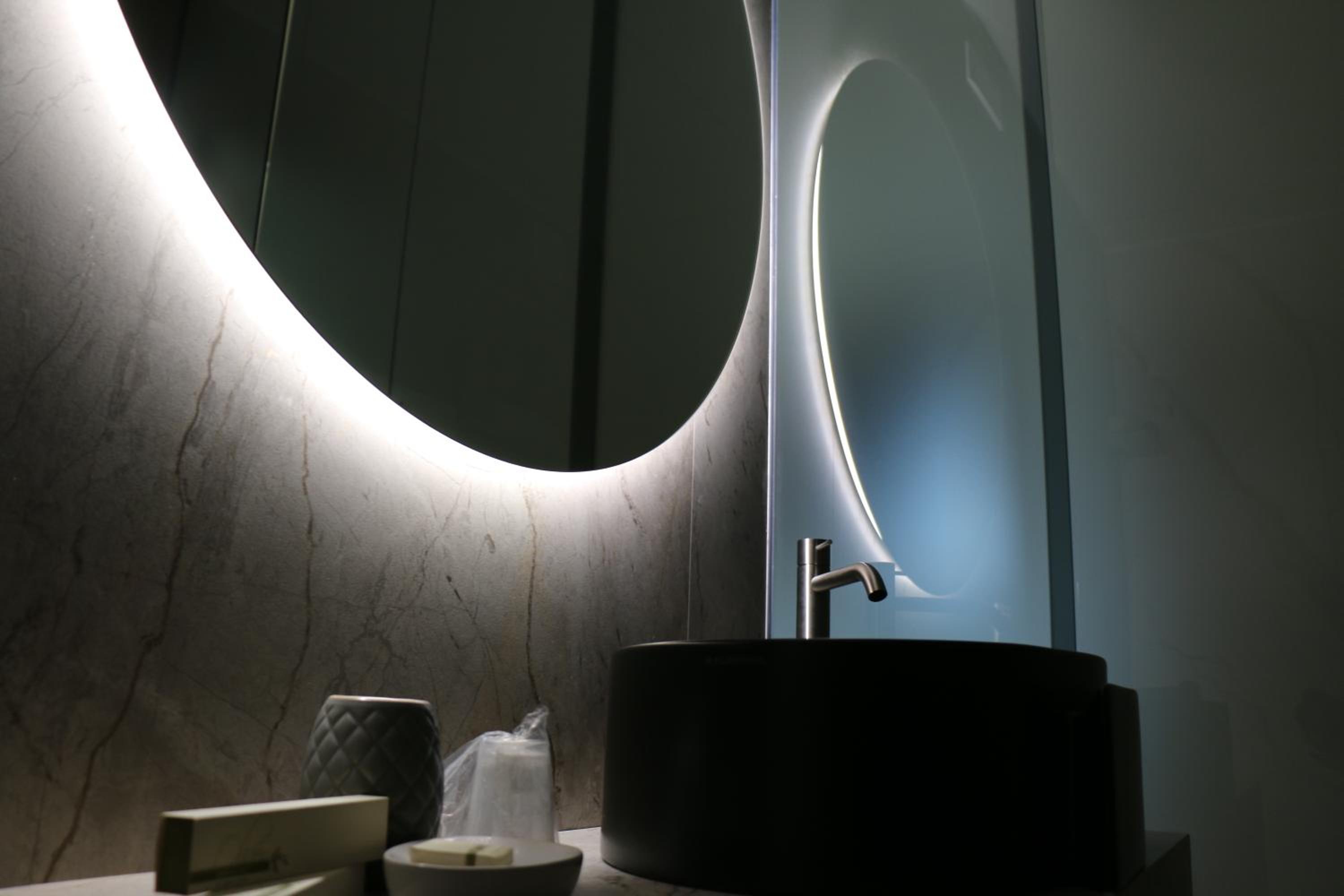 Queen Suite with Spa Bath - Photo 19