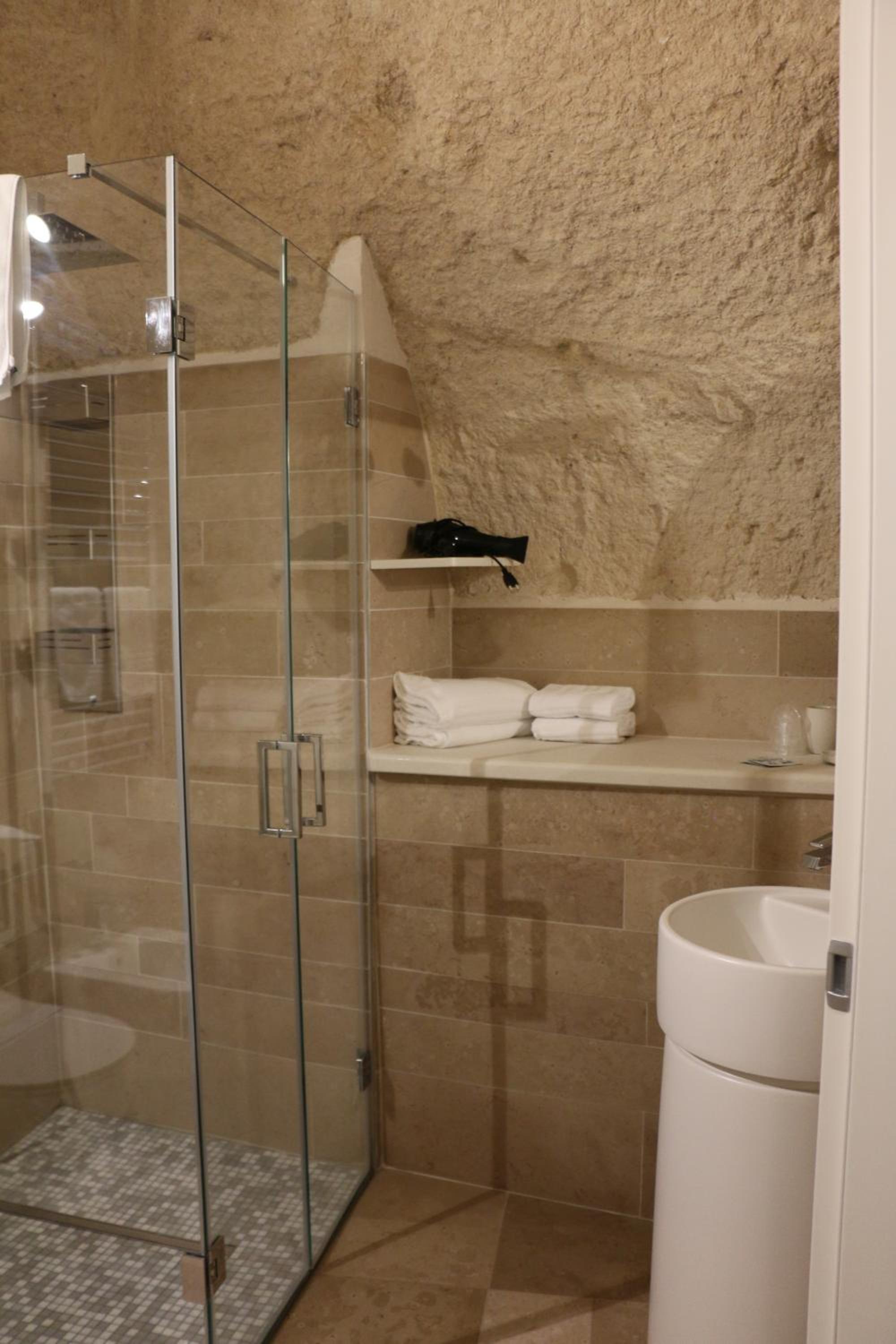 Outbuilding in Cave without Window - Photo 13