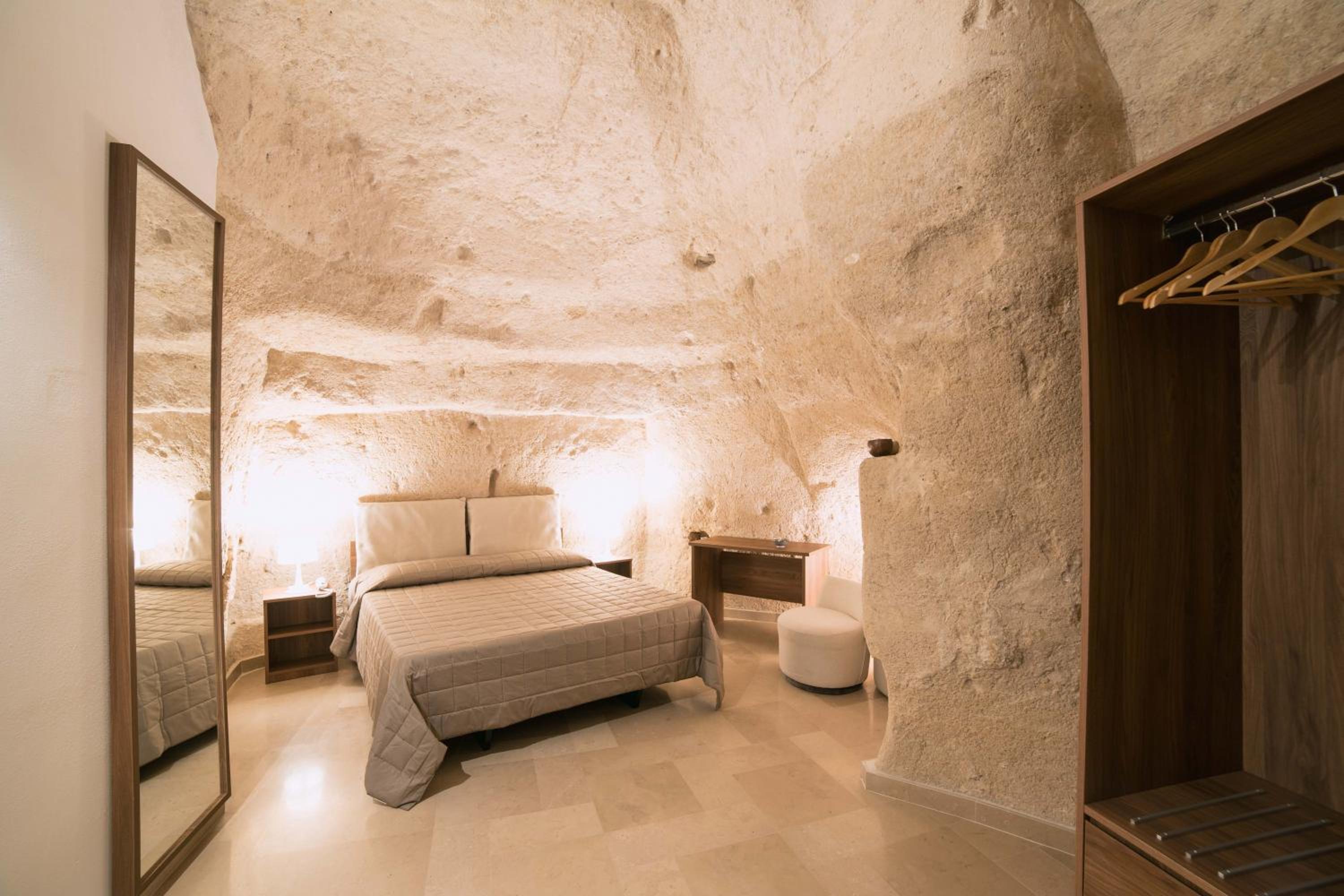 Outbuilding in Cave without Window - Photo 16