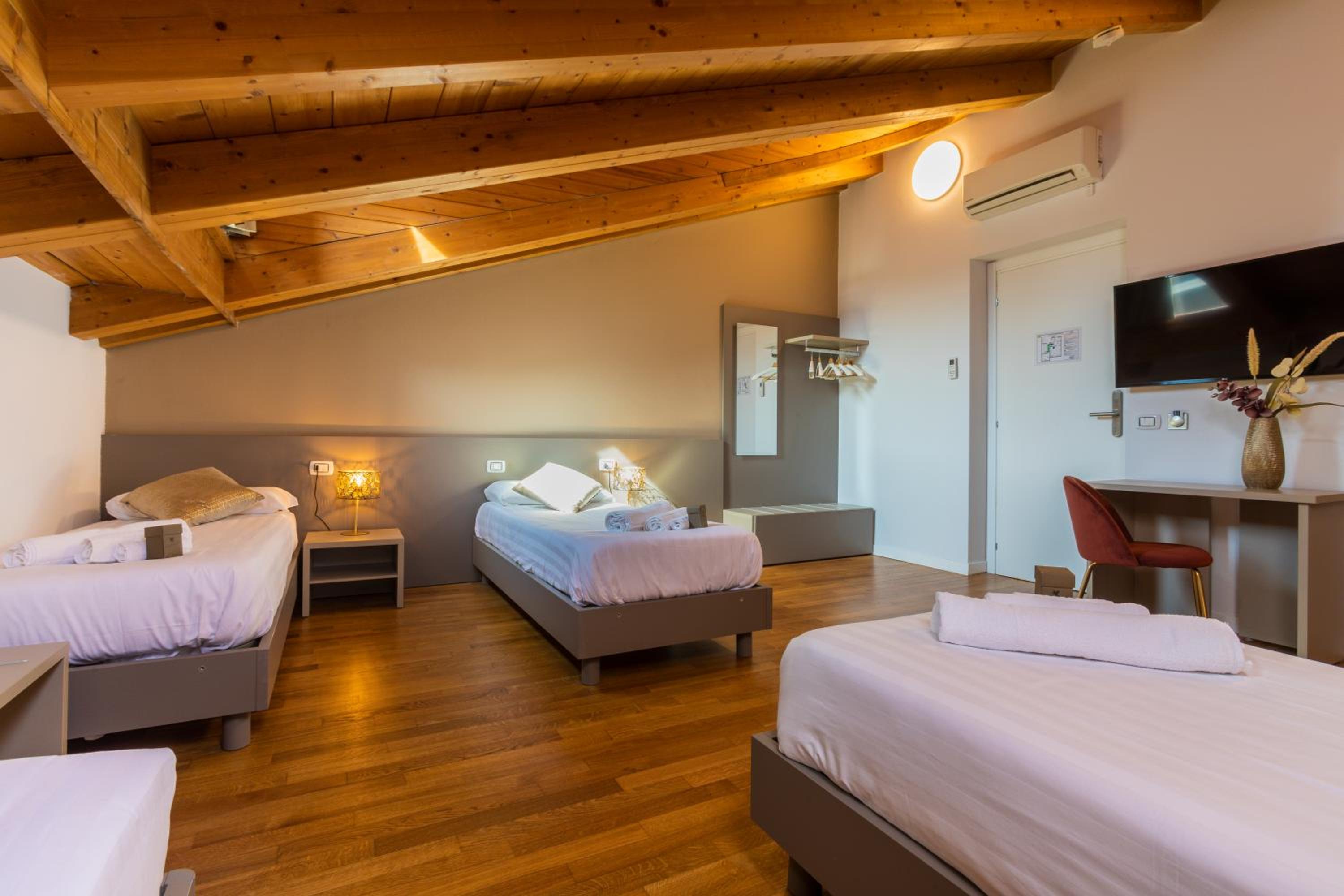 Premium Quadruple Room with Single Beds