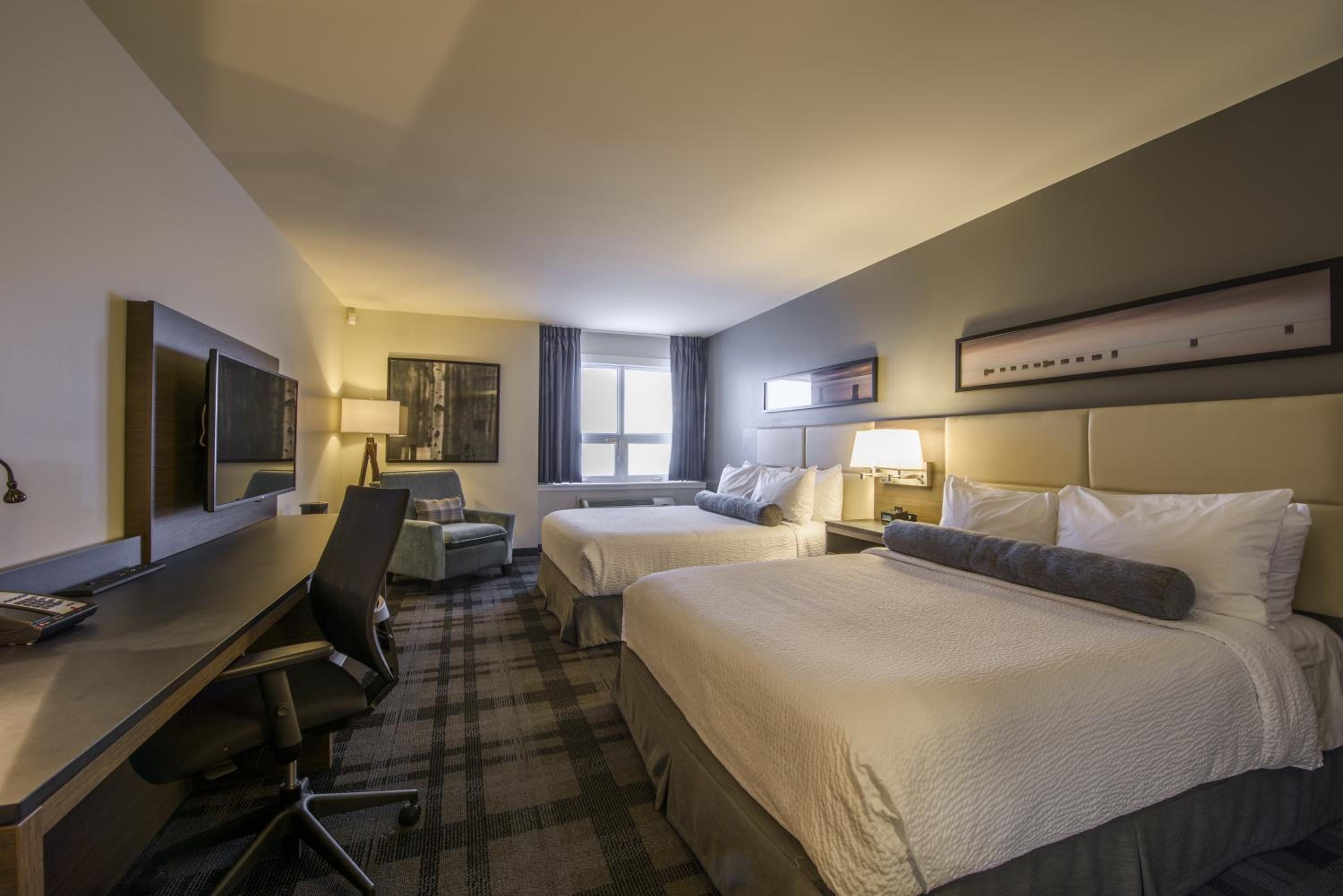Queen Room with Two Queen Beds - Photo 2