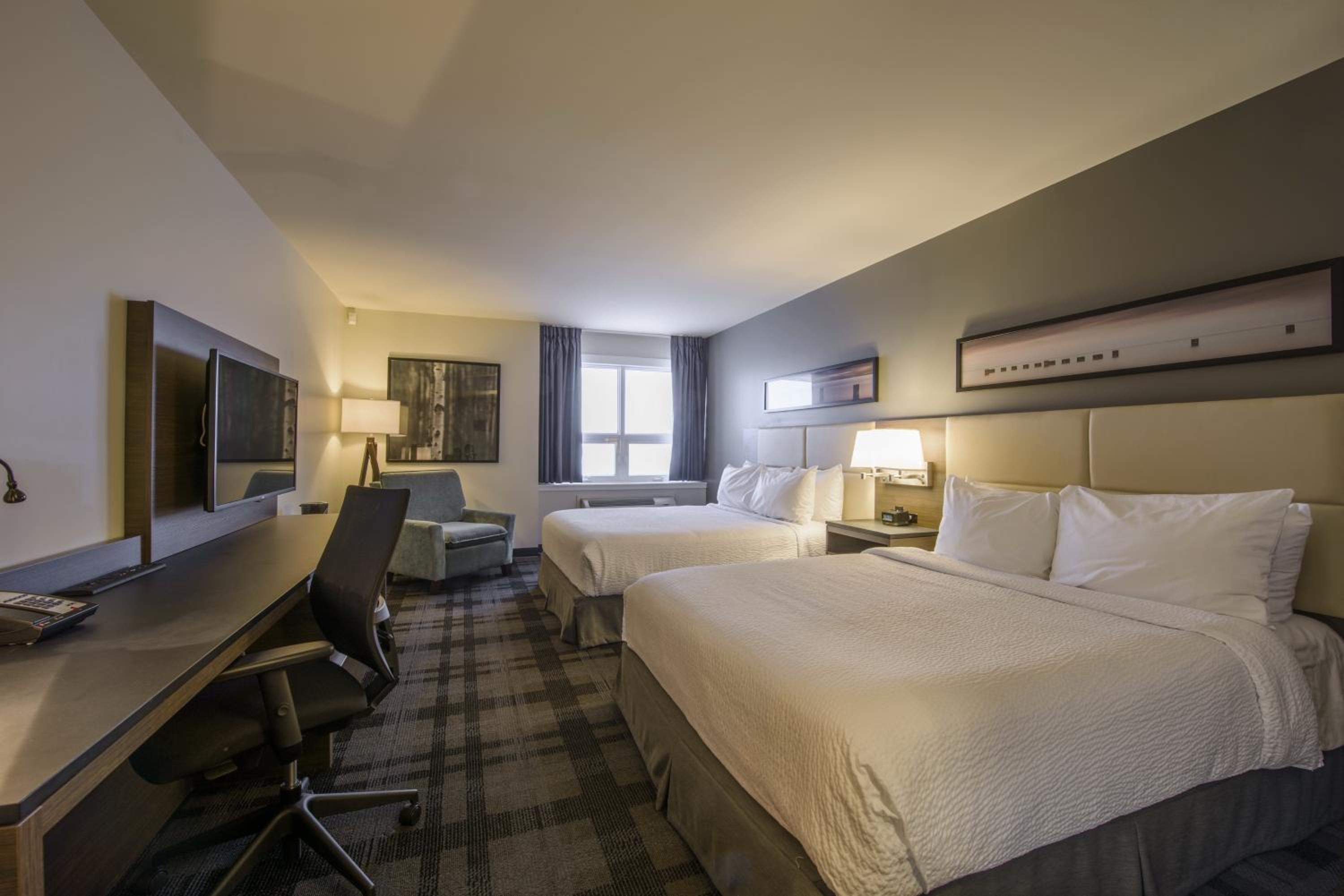 Queen Room with Two Queen Beds - Photo 5