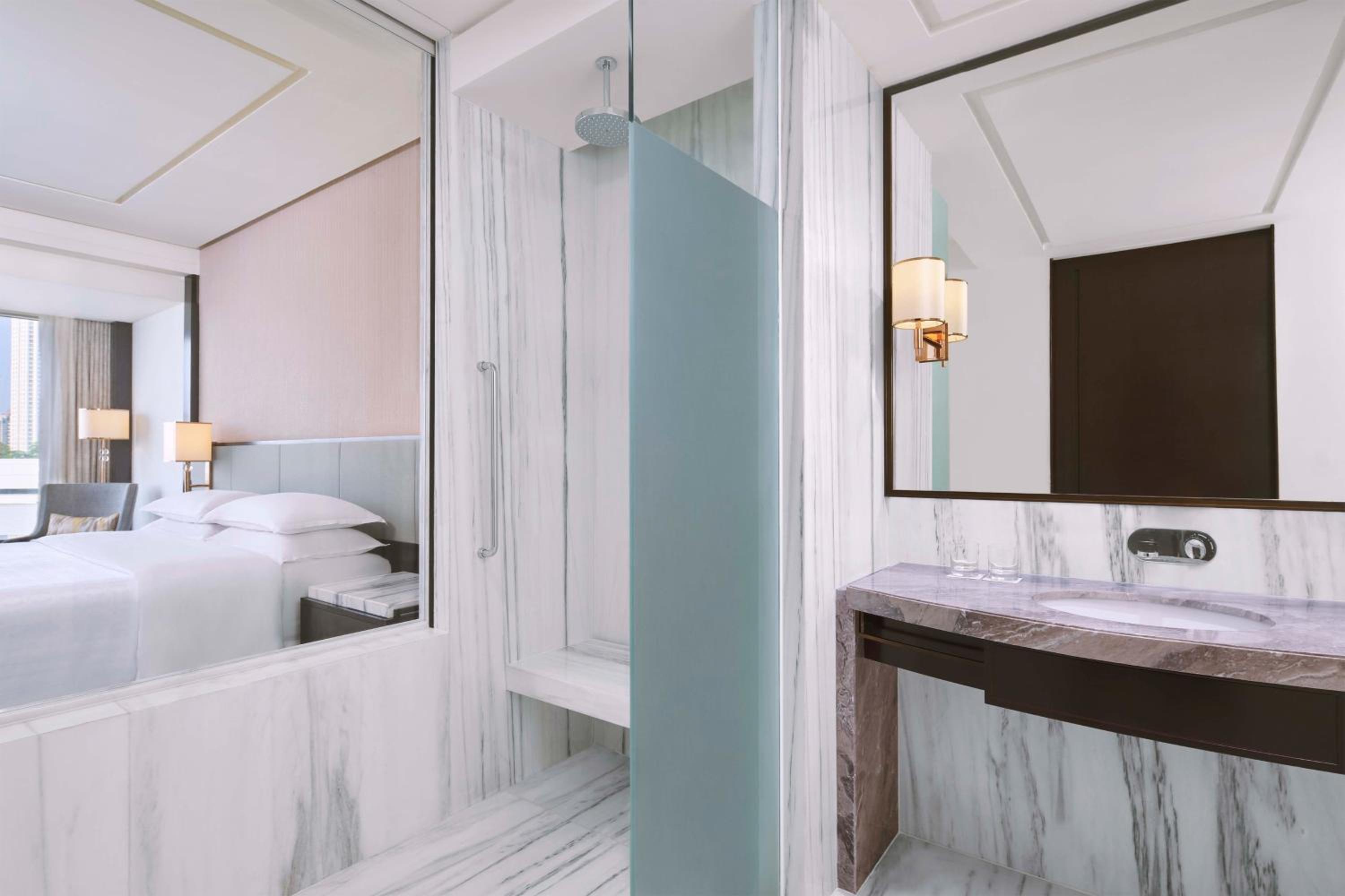 Deluxe Guest Room, 1 King Bed