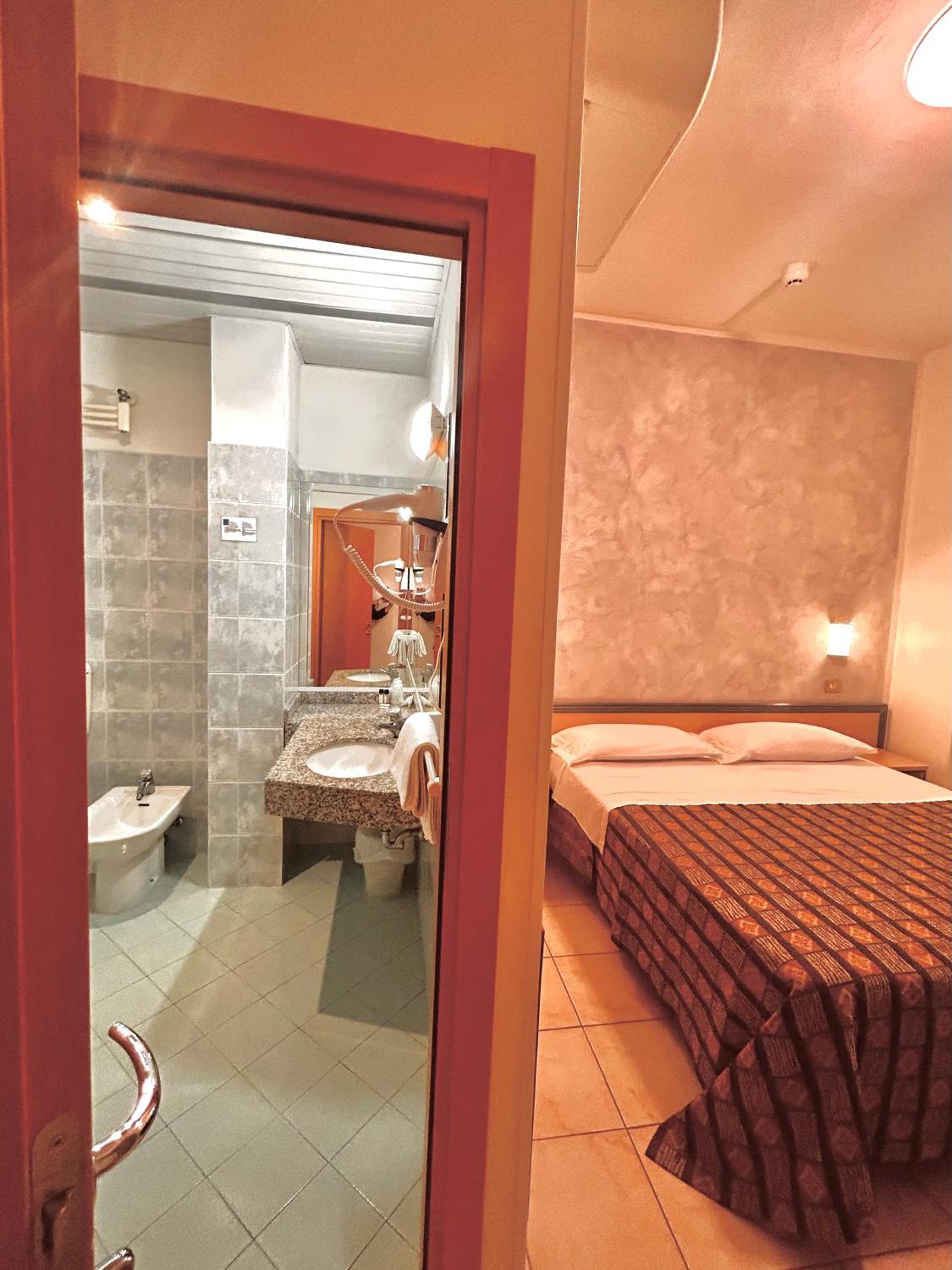 Double or Twin Room - Photo 6