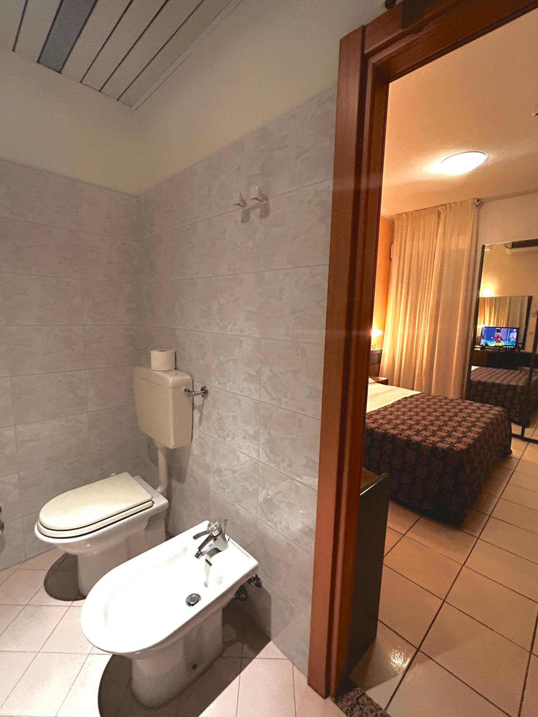 Double or Twin Room - Photo 8