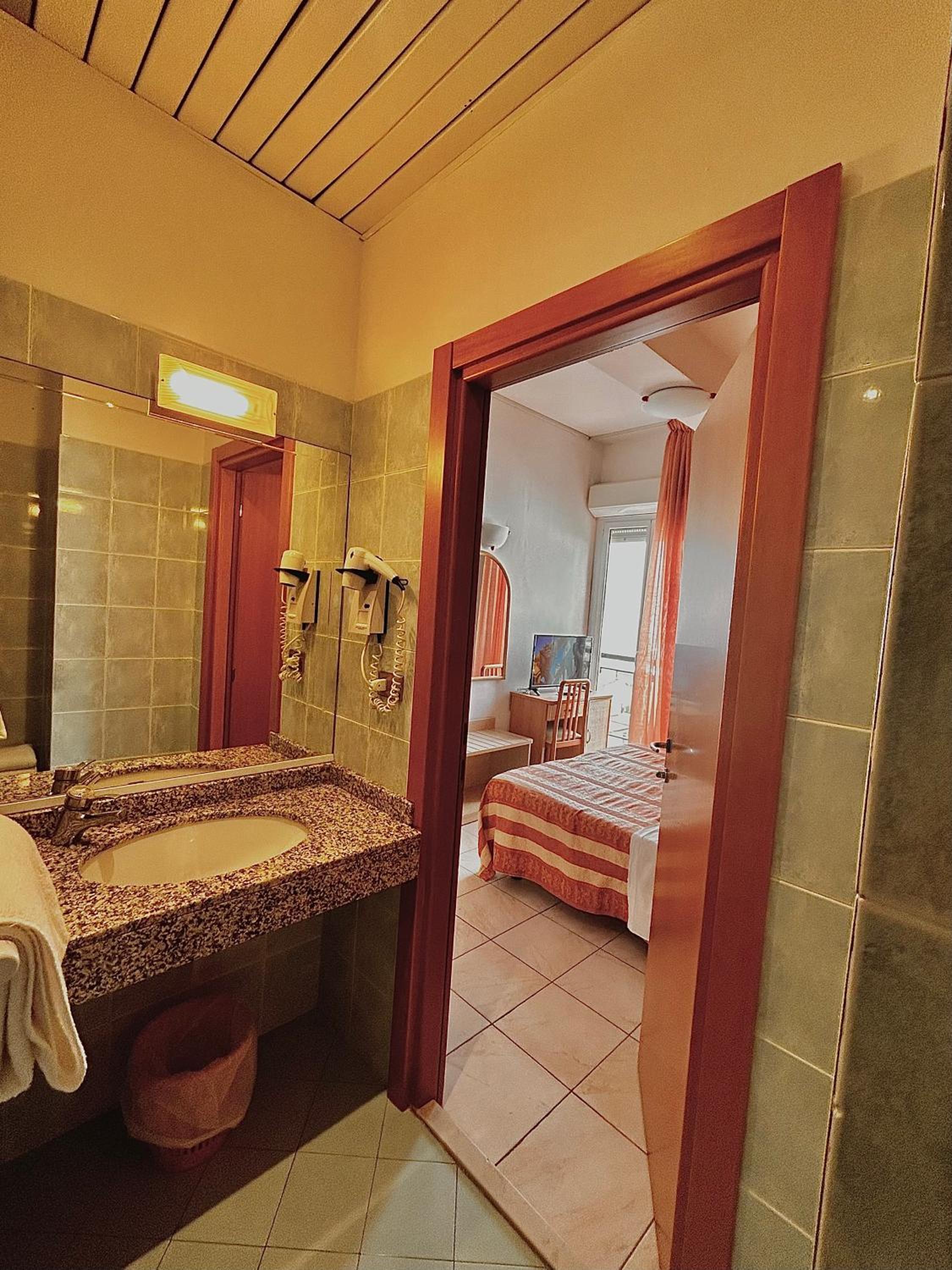 Double or Twin Room - Photo 2
