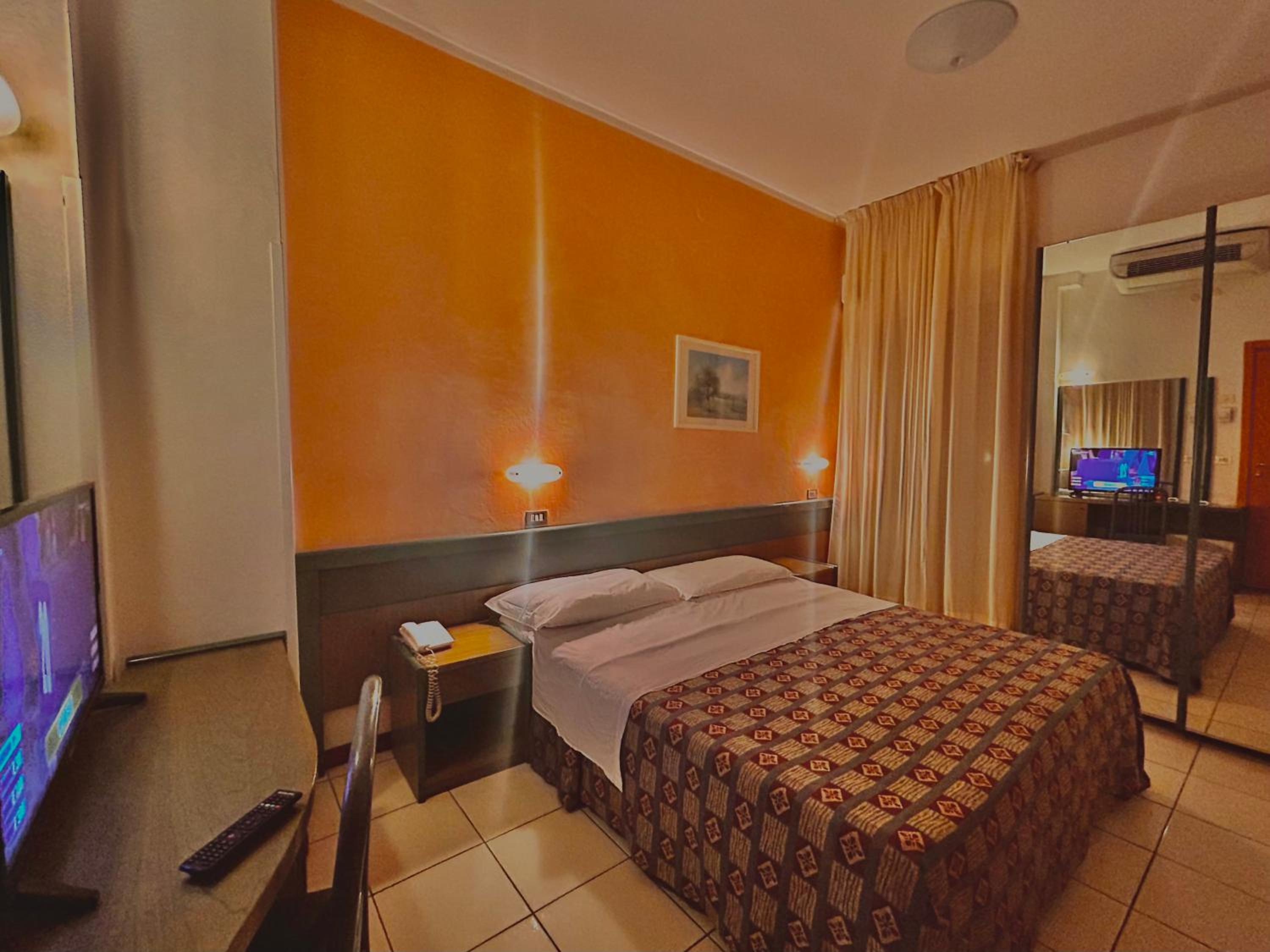 Double or Twin Room - Photo 5