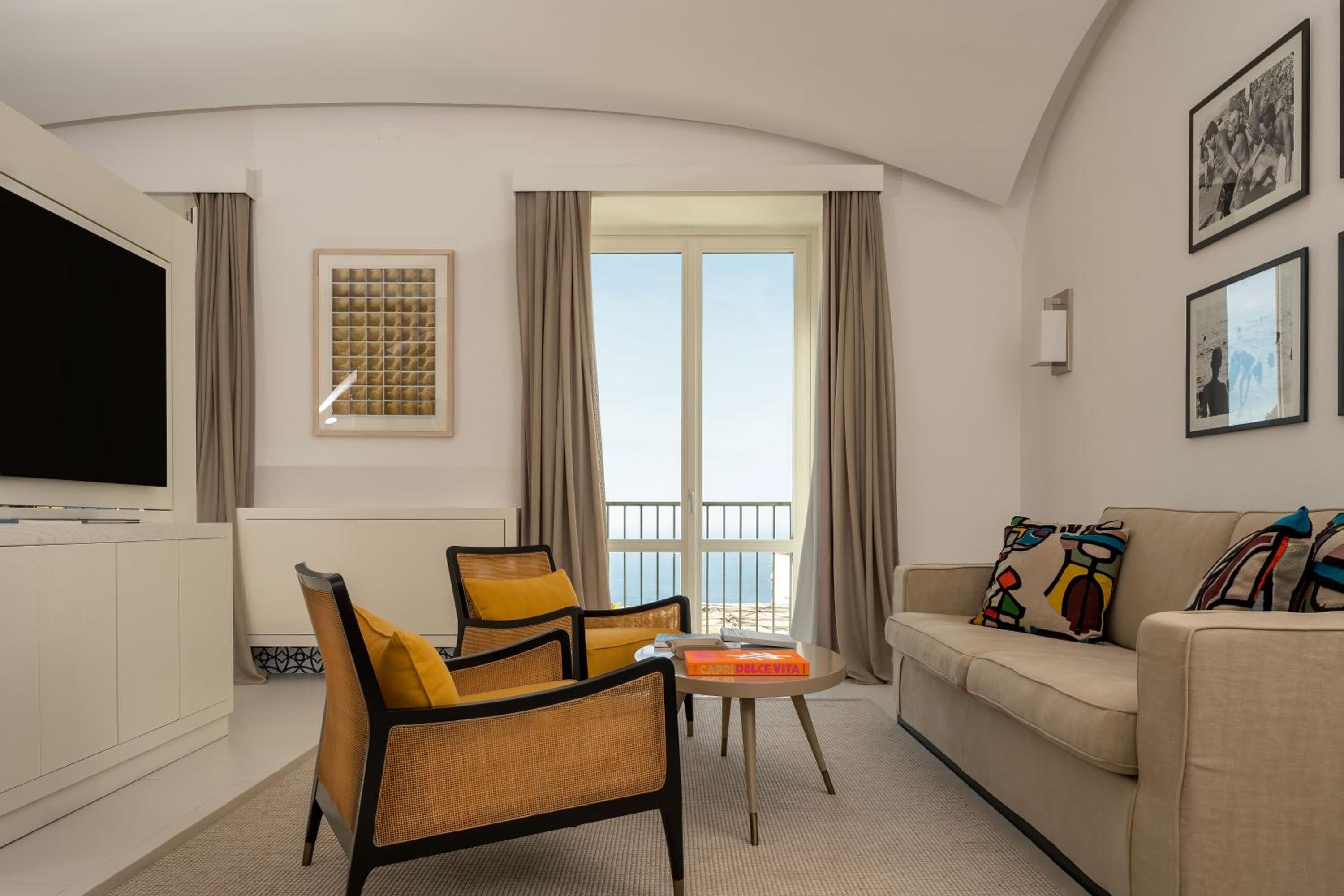 Deluxe Junior Suite - Photo 2