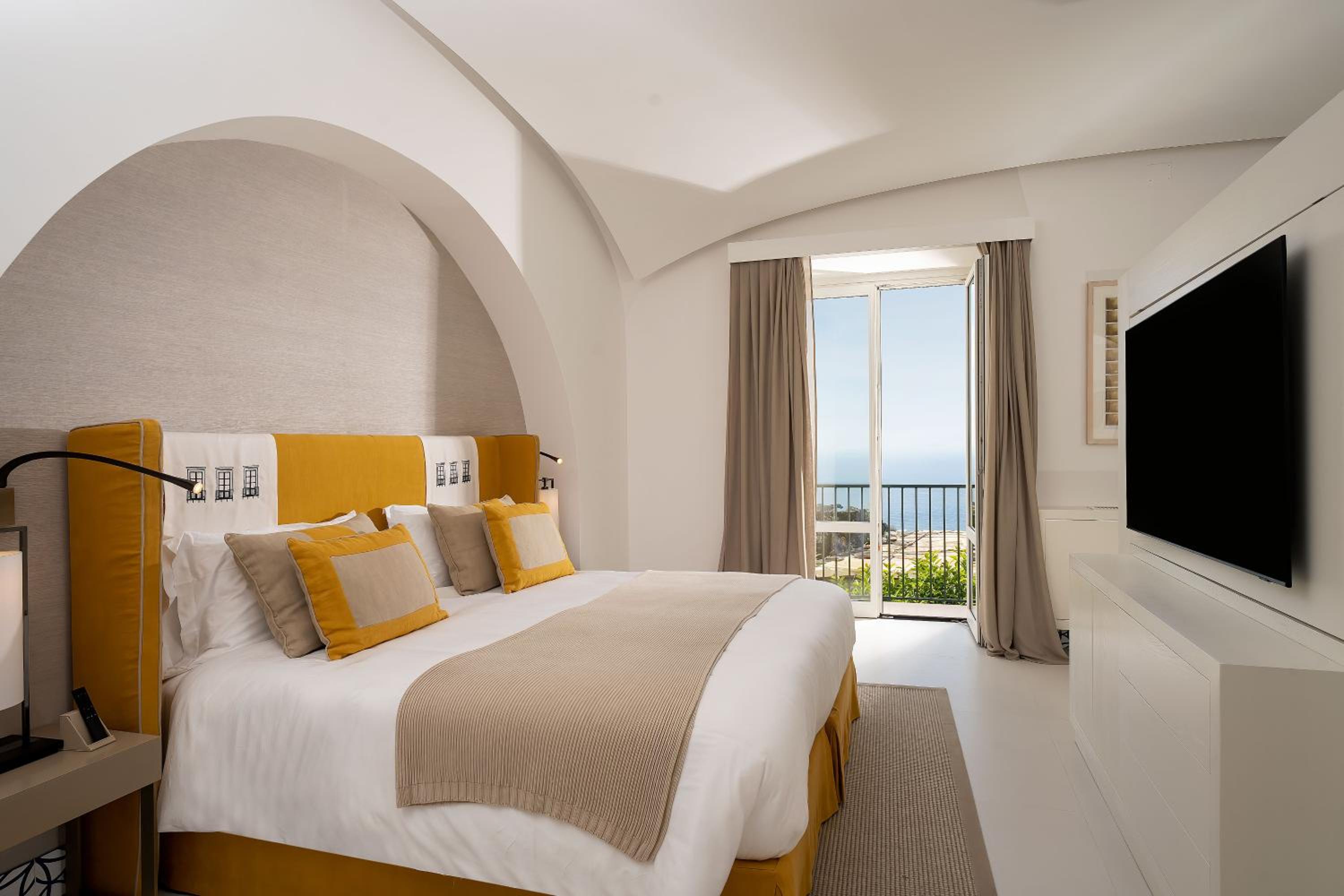 Deluxe Junior Suite - Photo 10