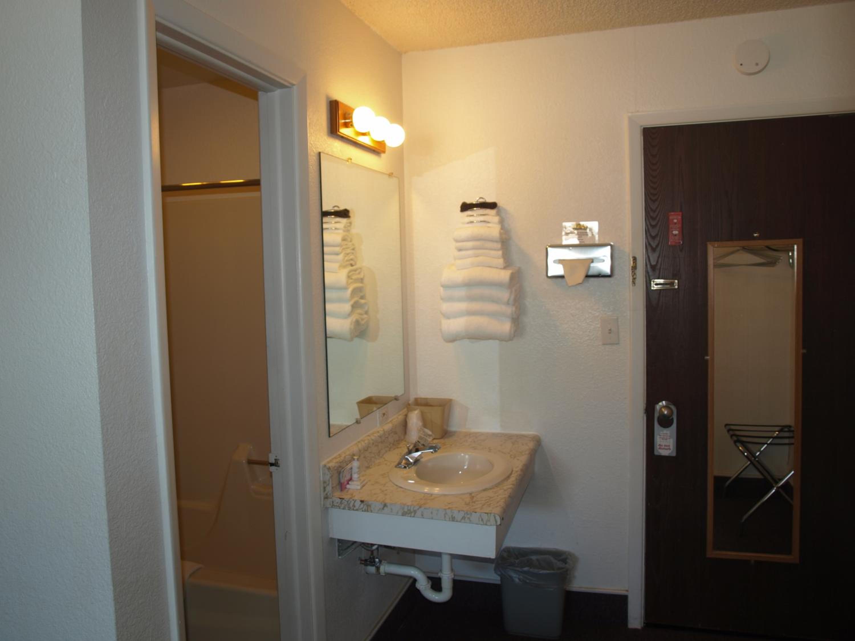 Queen Room with Two Queen Beds - Upper Floor photo 3