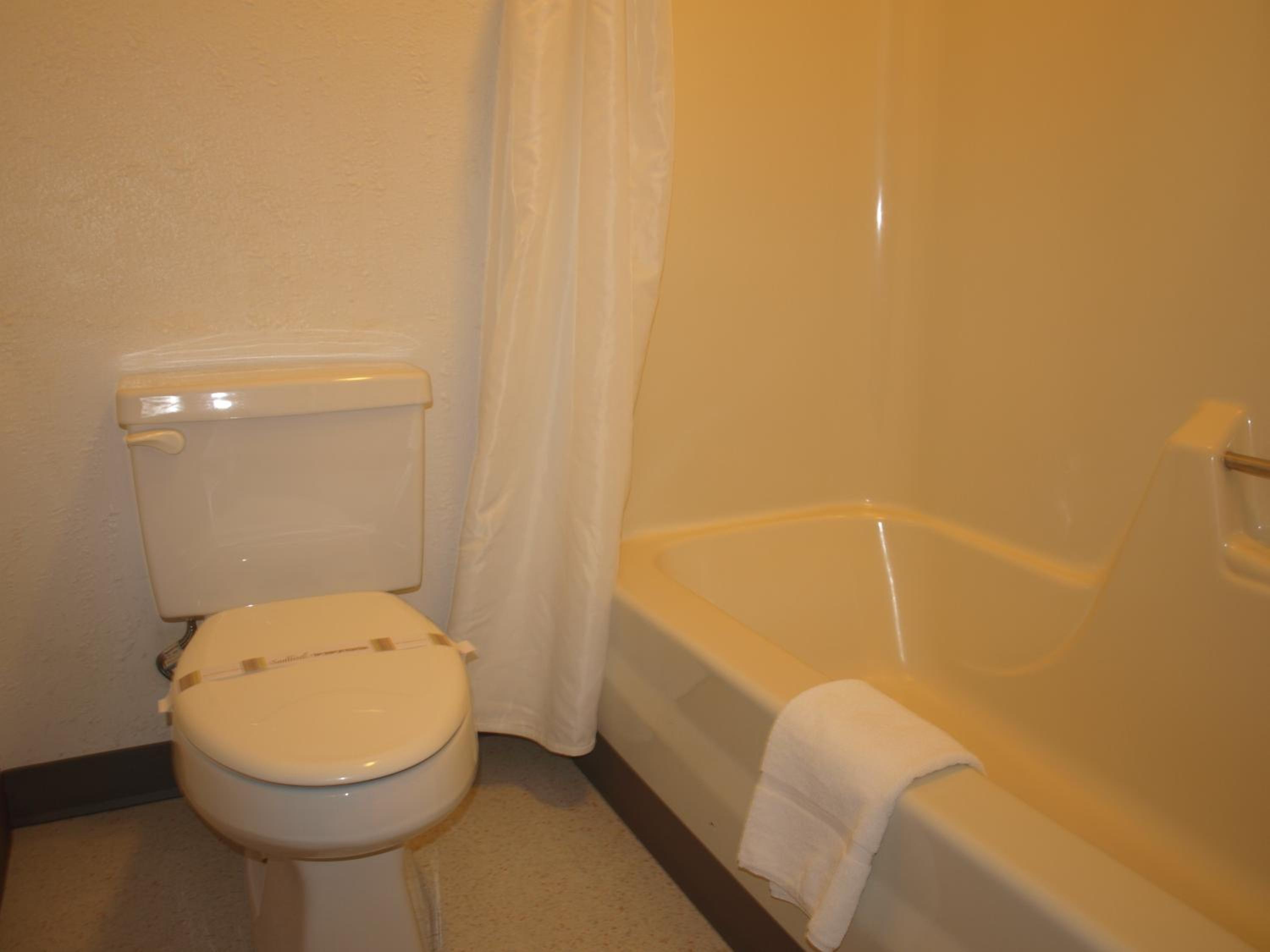 Queen Room with Two Queen Beds - Upper Floor photo 2