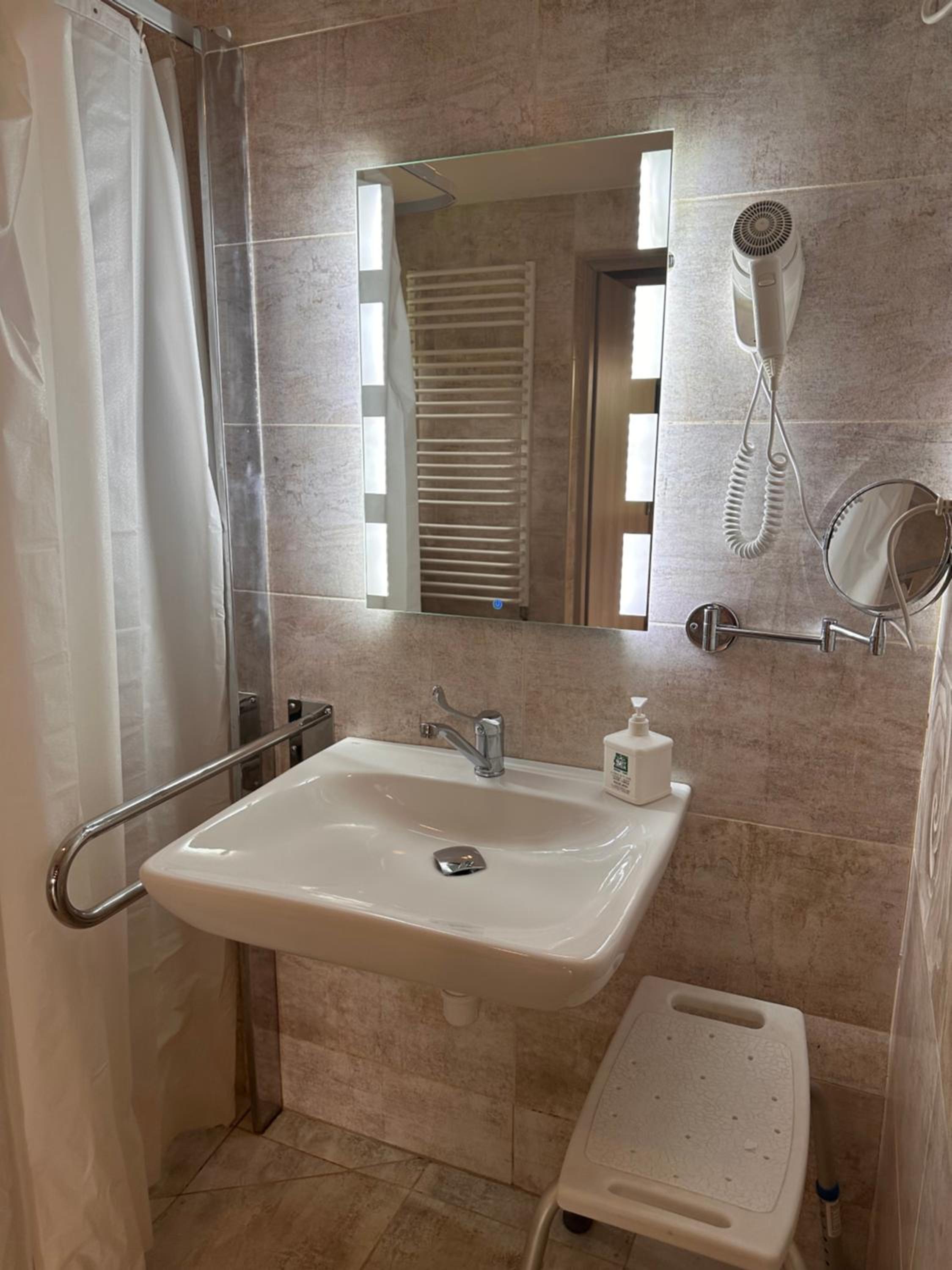 Quadruple Room - Photo 7