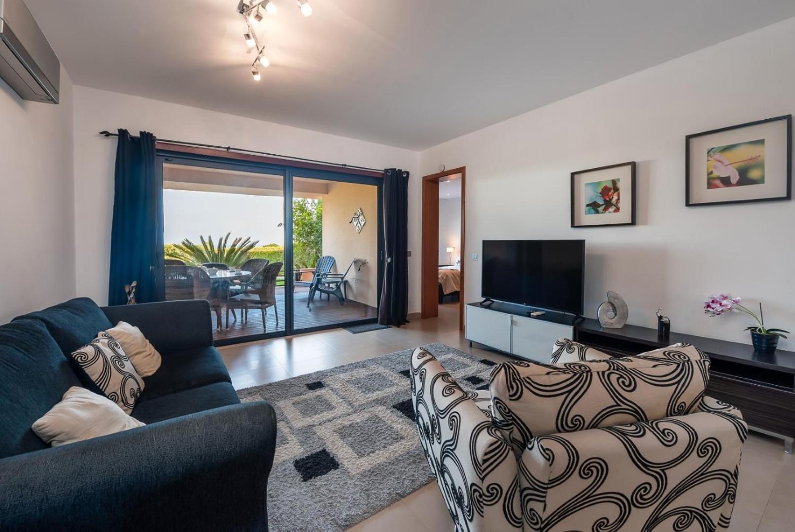 Two-Bedroom Apartment with Pool and Garden