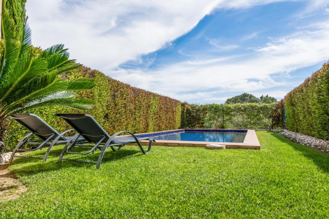 Two-Bedroom Apartment with Pool and Garden photo 2