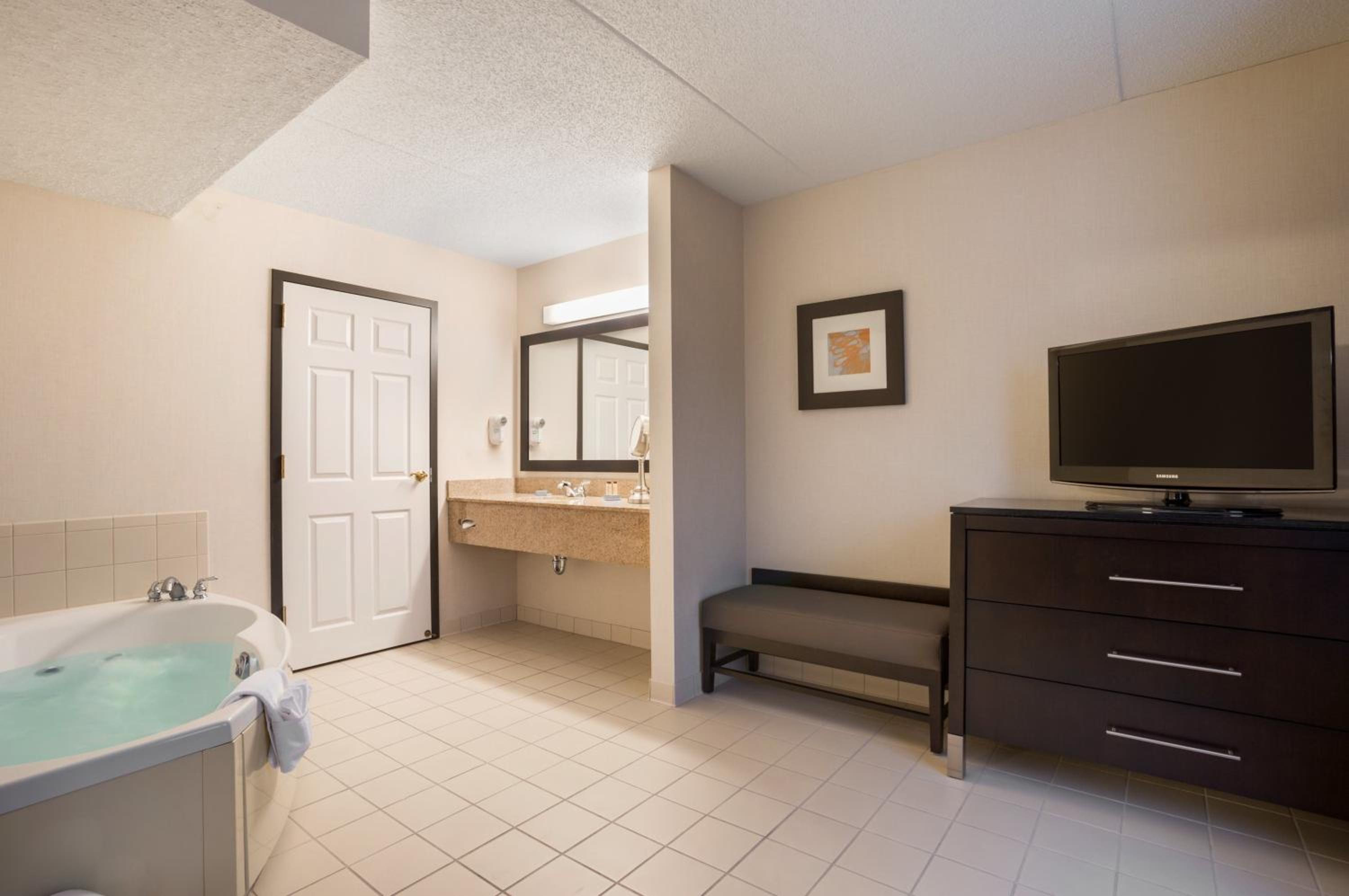 King Studio Suite - Non-Smoking - Photo 7