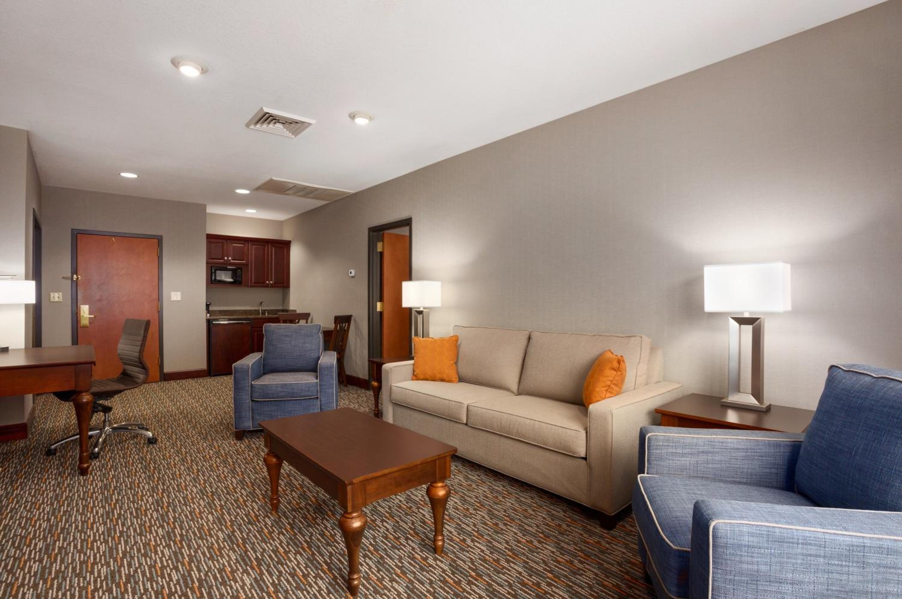 One-Bedroom Deluxe King Suite - Non-Smoking - Photo 1
