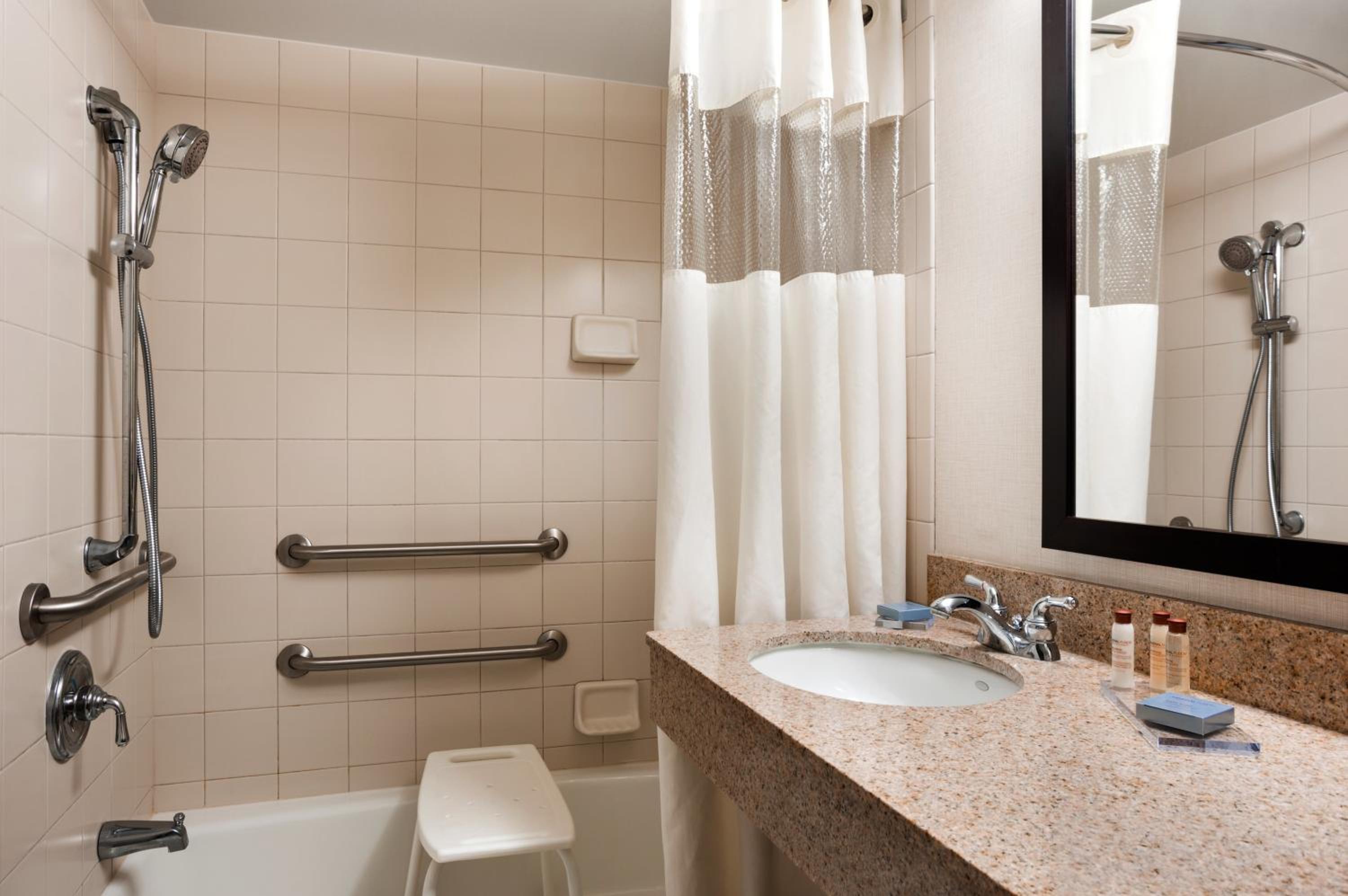 King Room with Walk-In Shower - Hearing Access/Non-Smoking - Photo 2