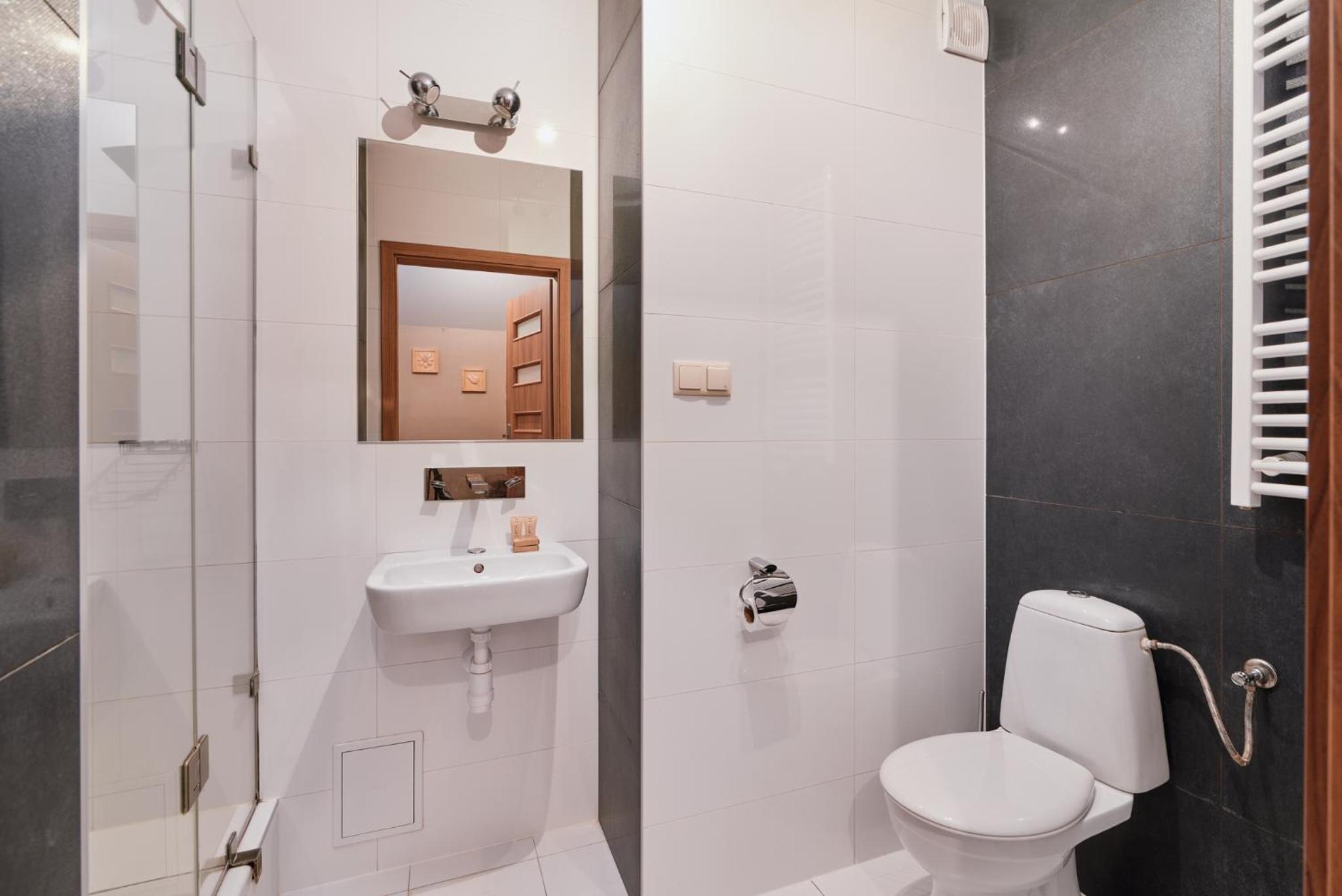 Family Room with Shared Bathroom photo 3