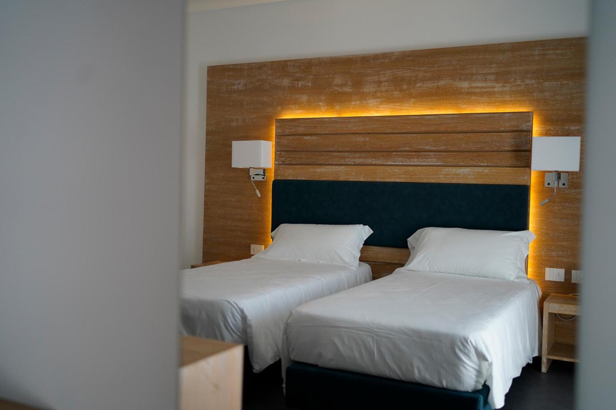 Double Room with Balcony - Photo 3