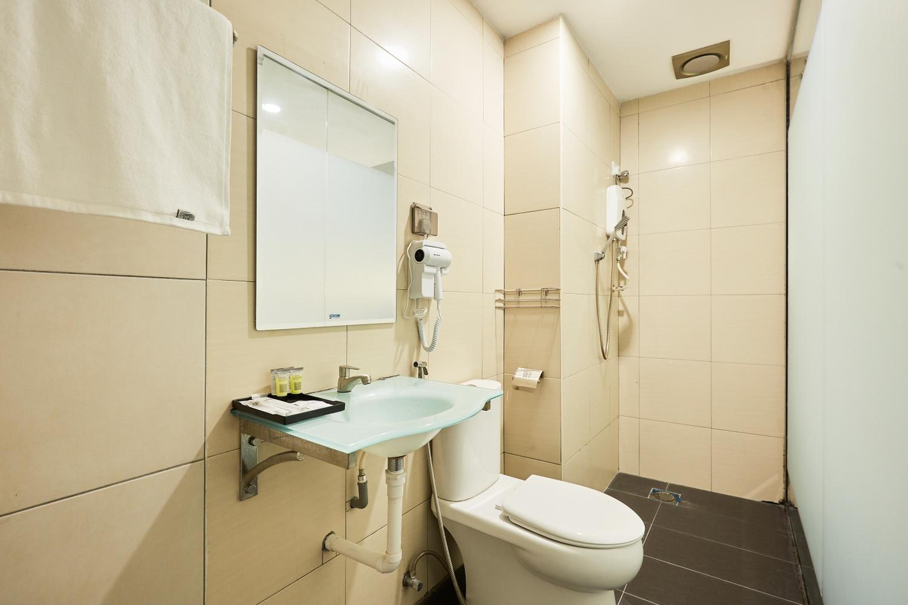 Standard Queen Room - Photo 7