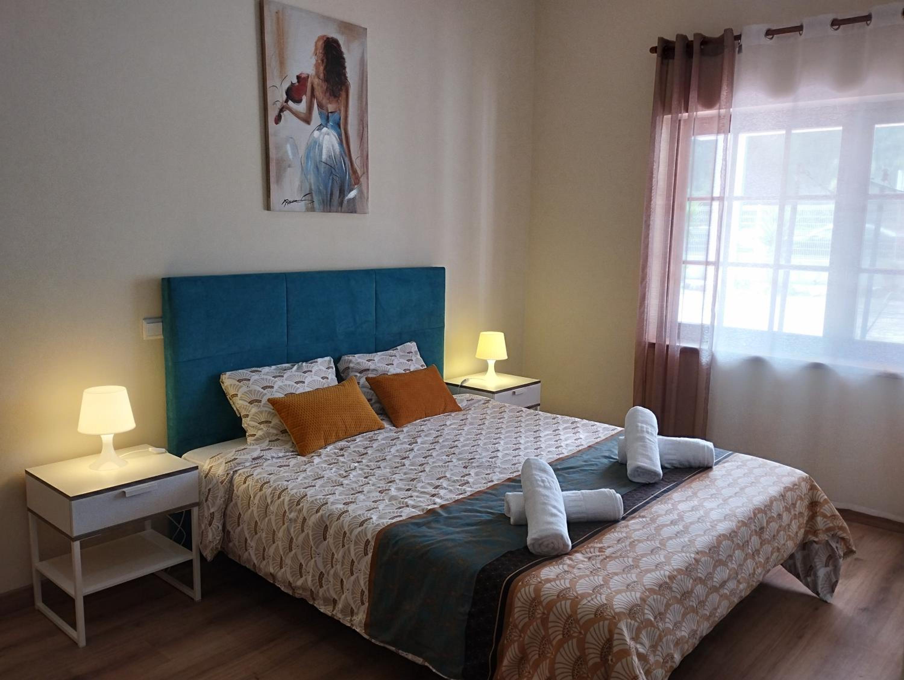 Six-Bedroom House photo 2