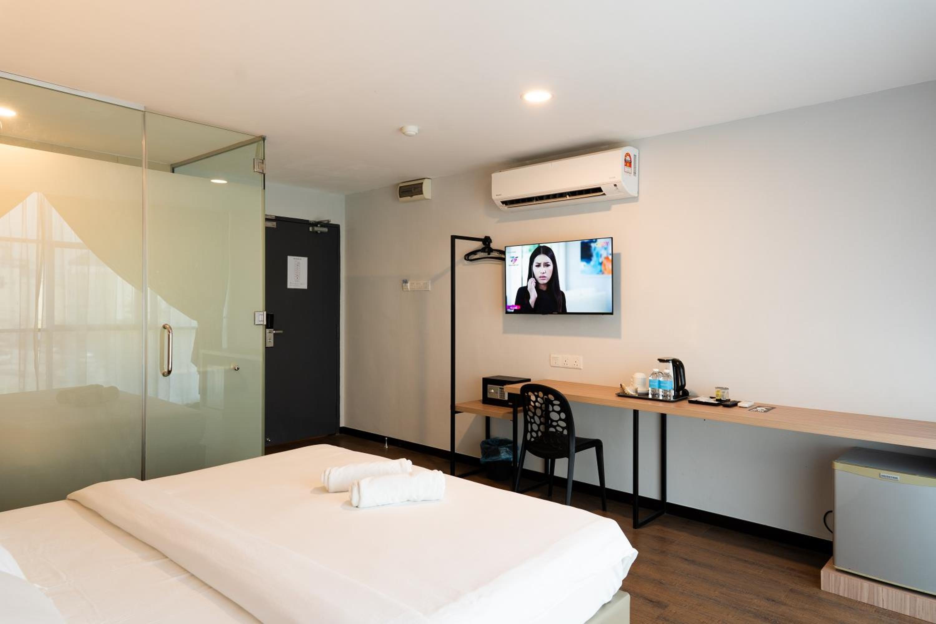 Deluxe King Room - Photo 2
