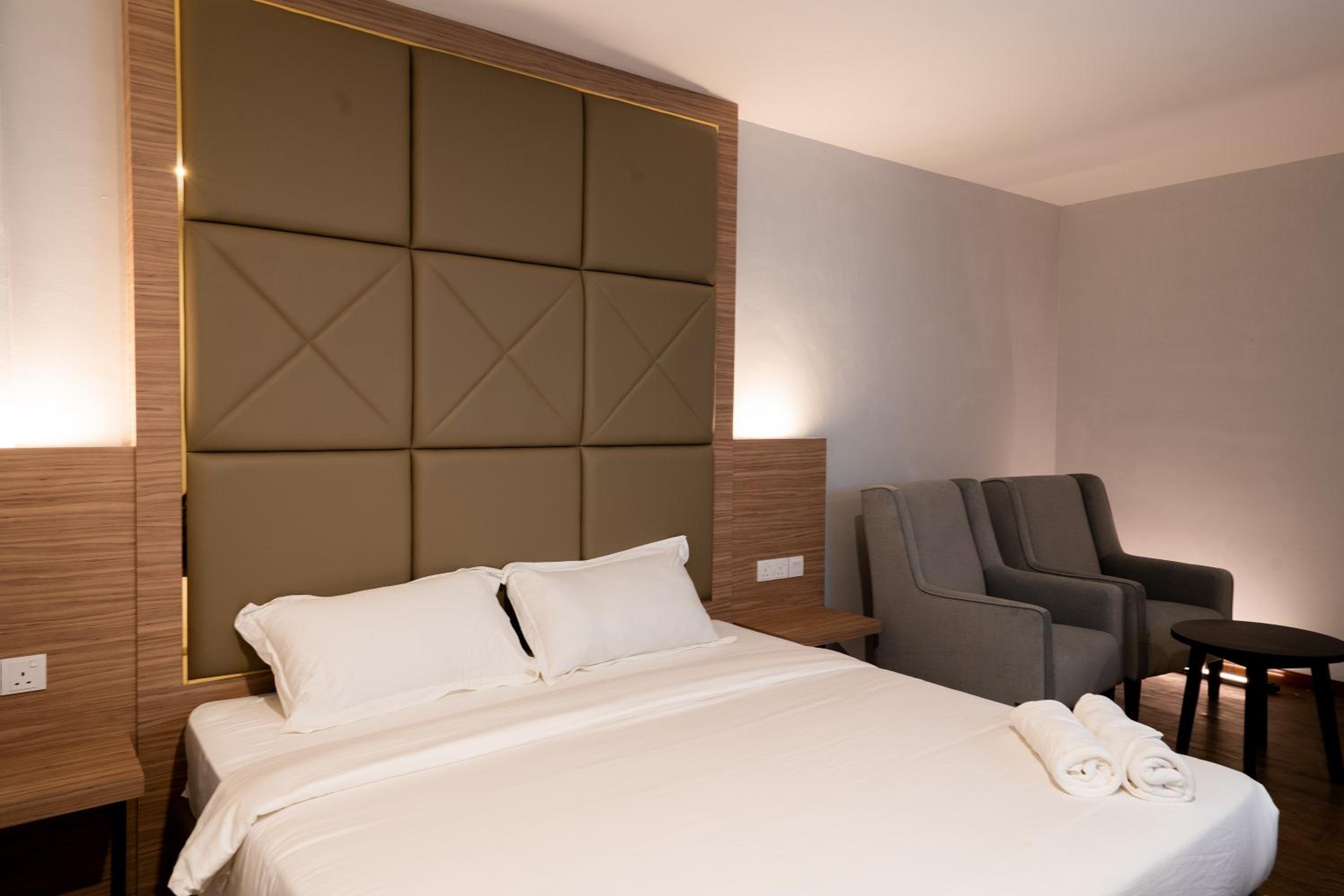Suite - Photo 1