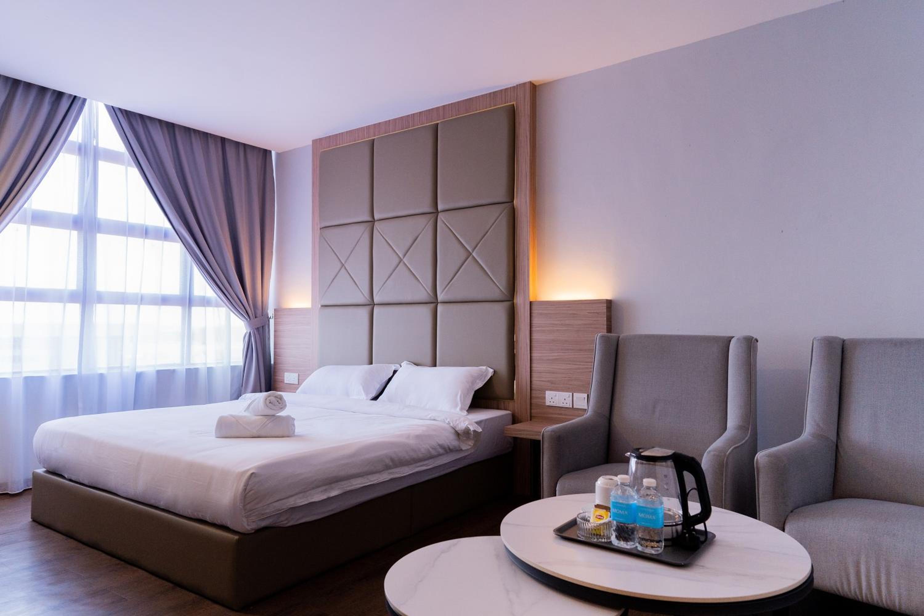 Suite - Photo 5
