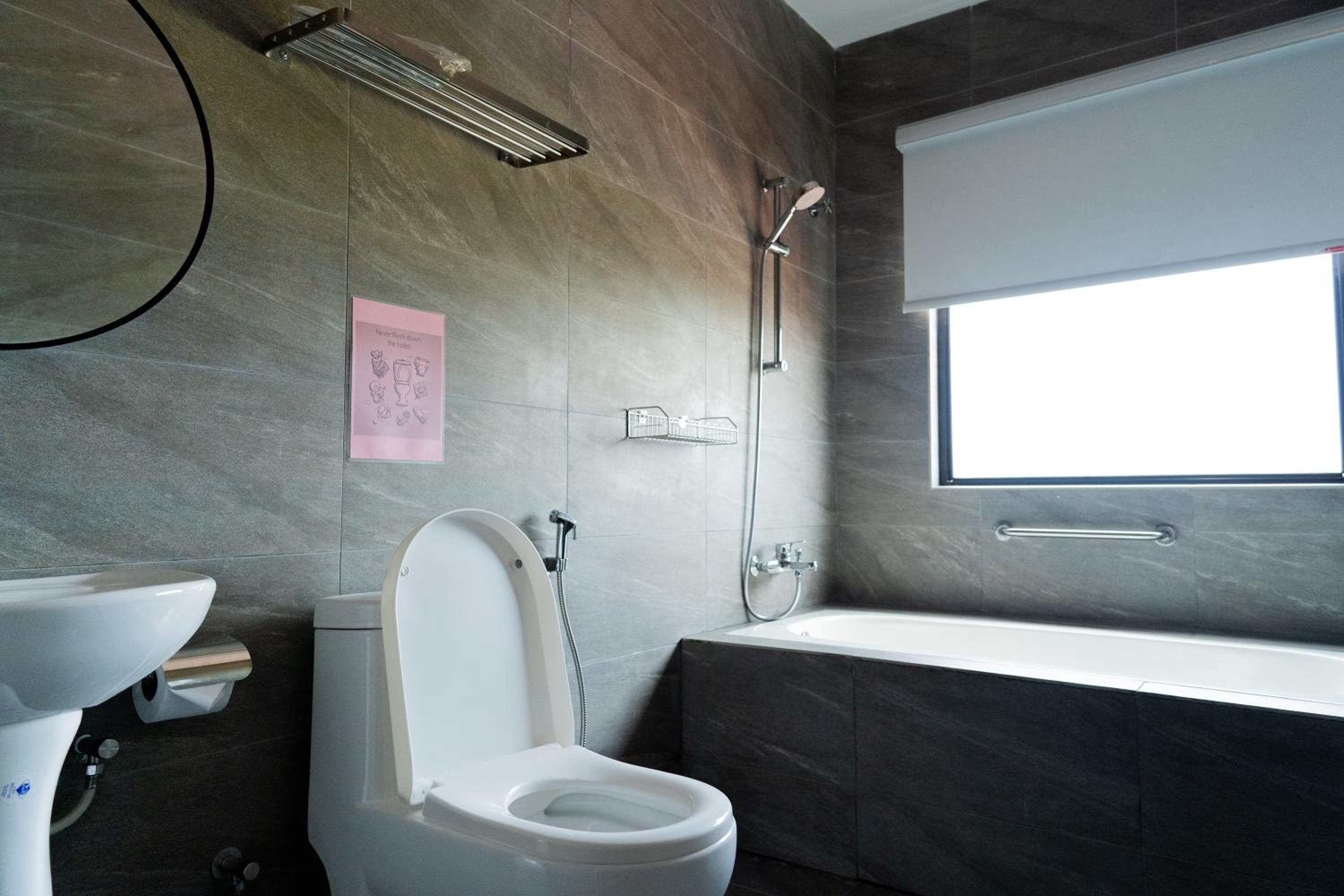Suite - Photo 15