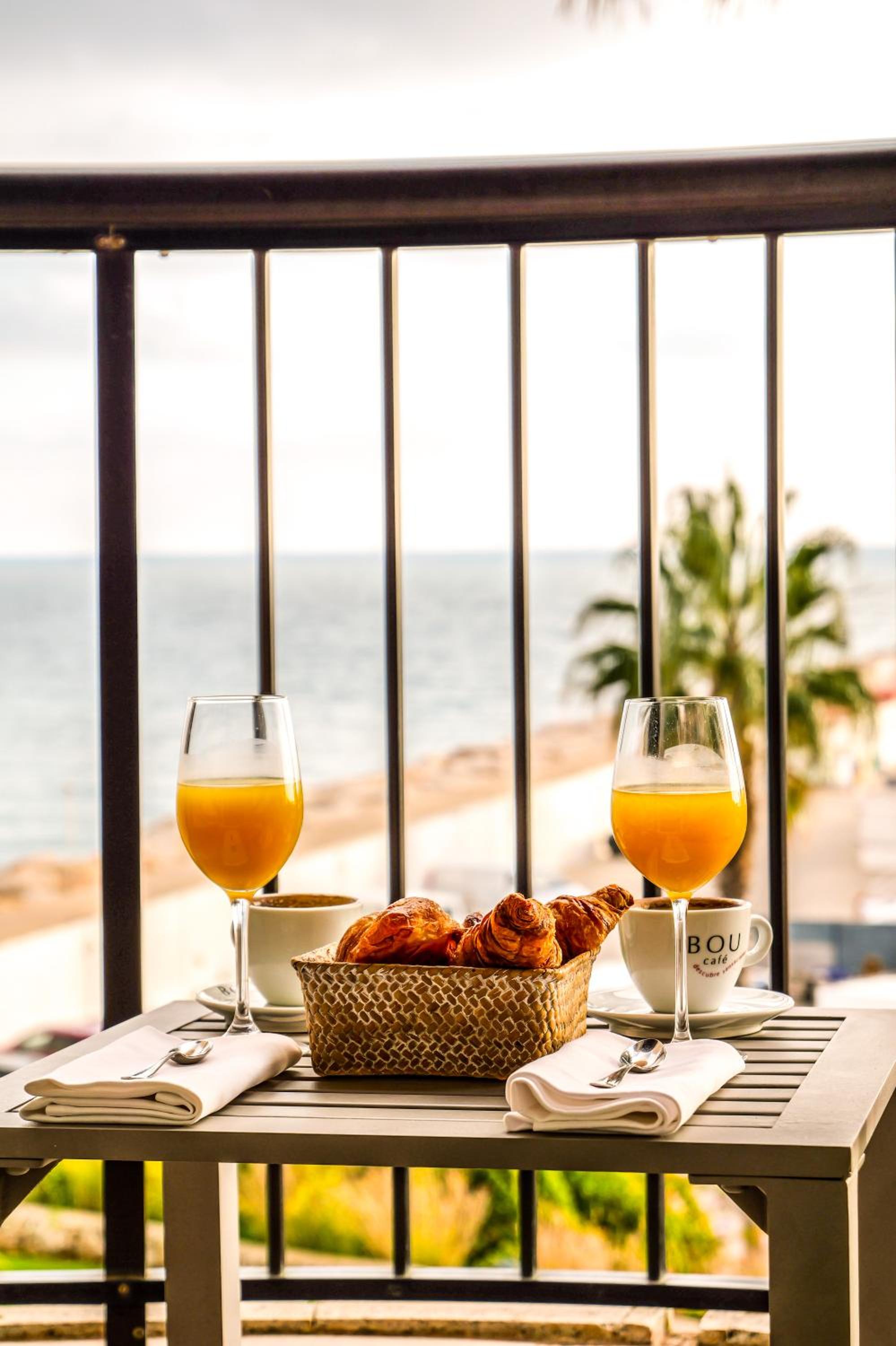 Deluxe Double or Twin Room with Balcony and Sea View - Photo 7