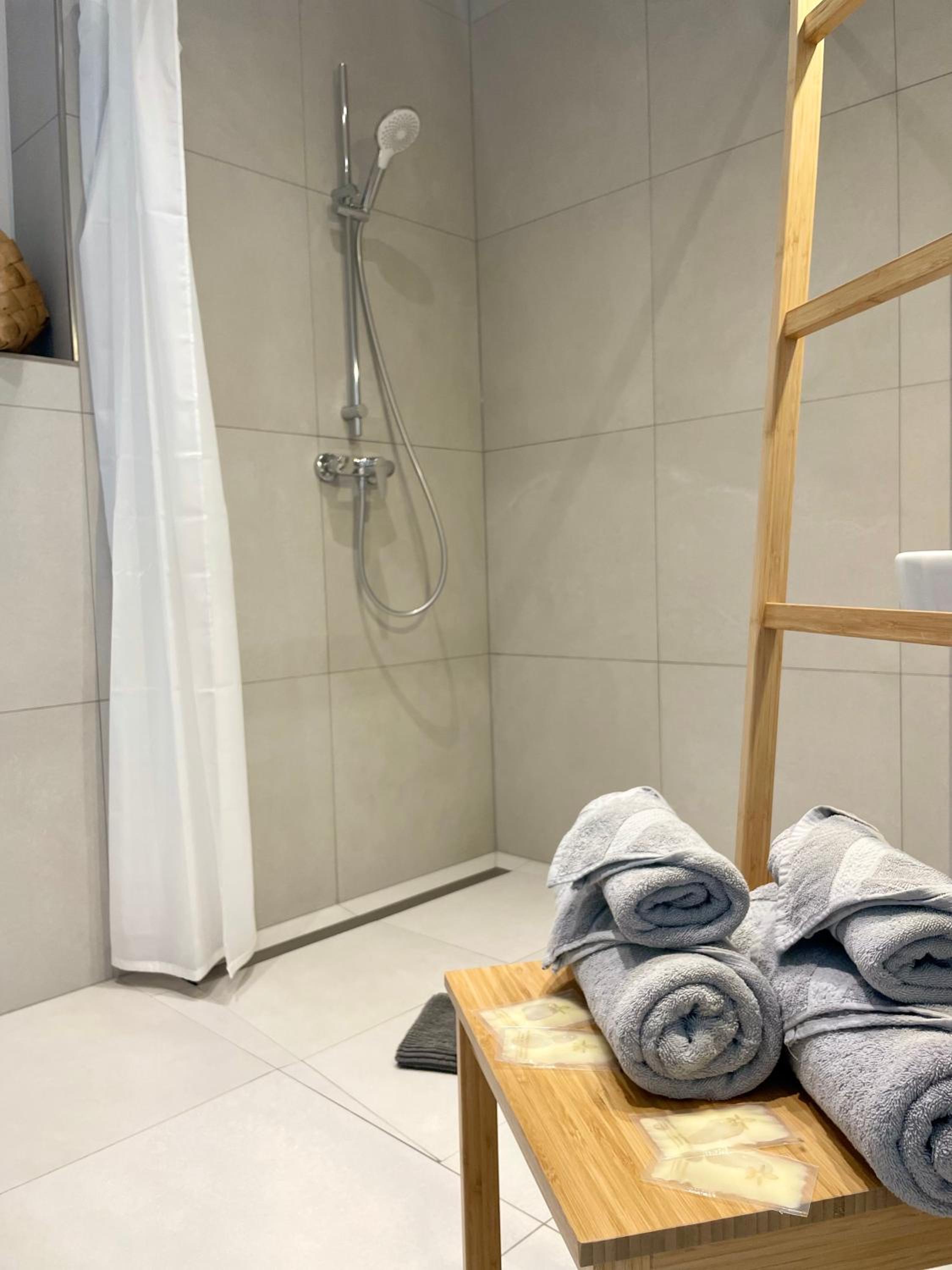 King Room with Roll-In Shower - Disability Access photo 3