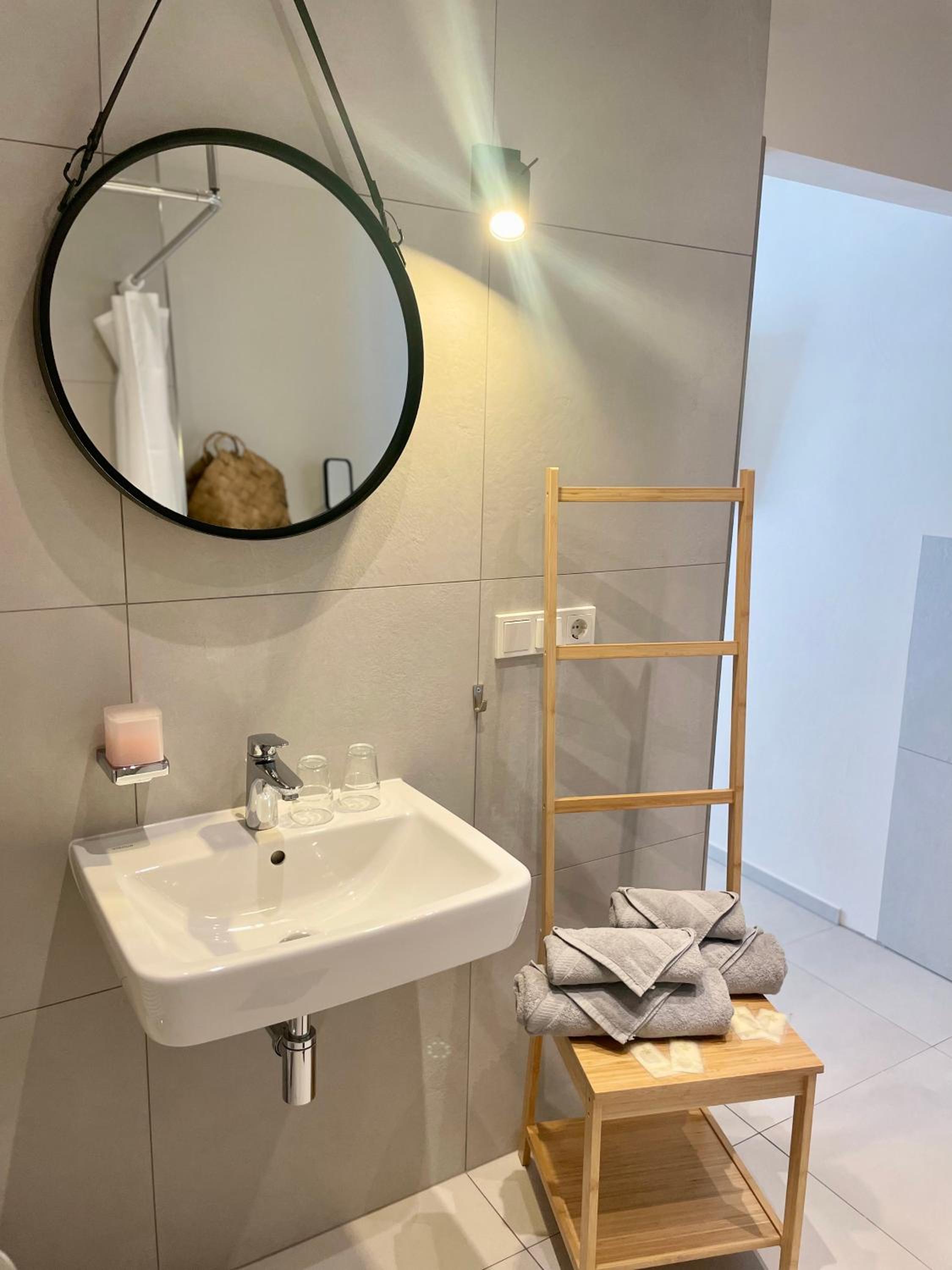 King Room with Roll-In Shower - Disability Access photo 2