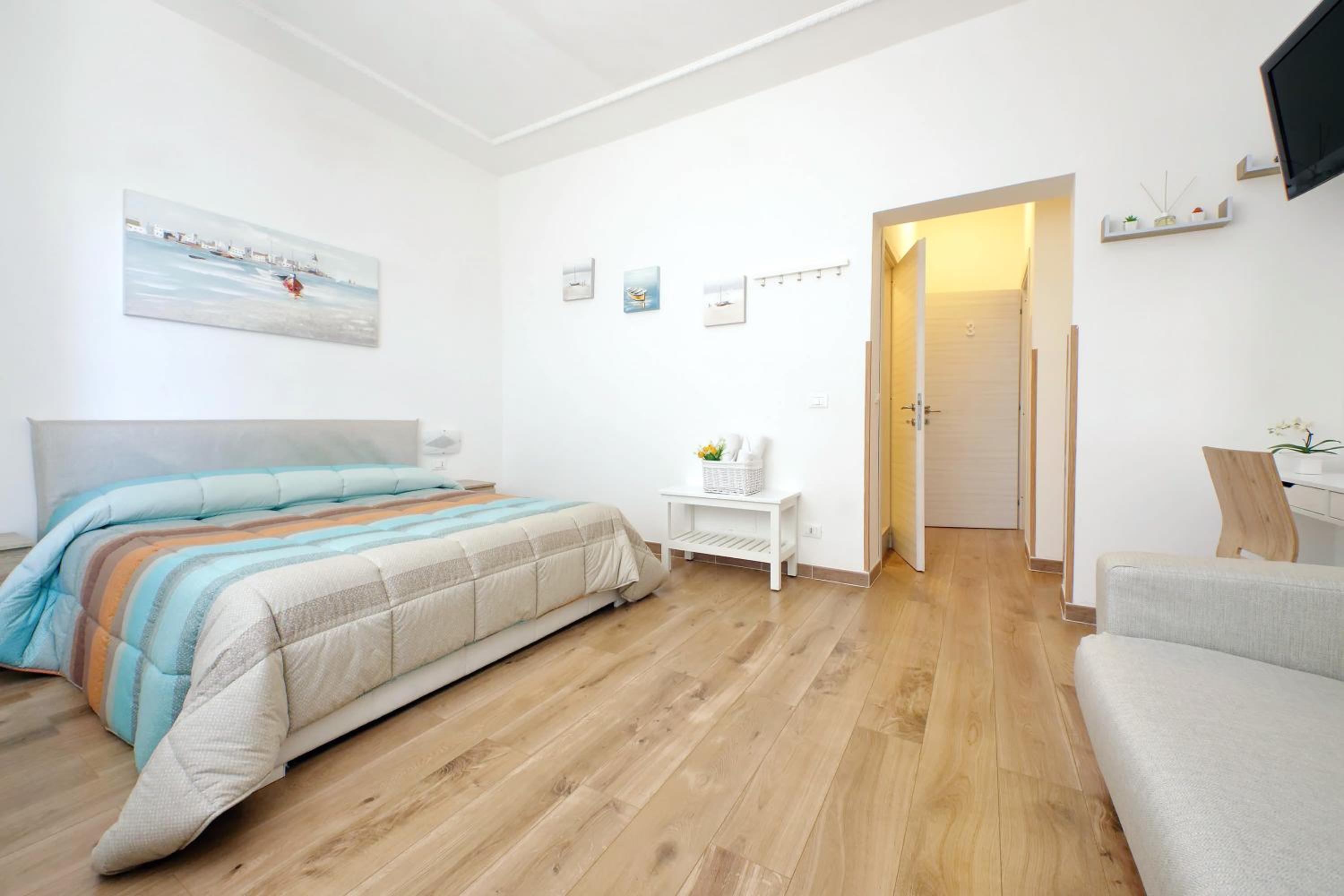 Comfort Room with Private Bathroom - Photo 2