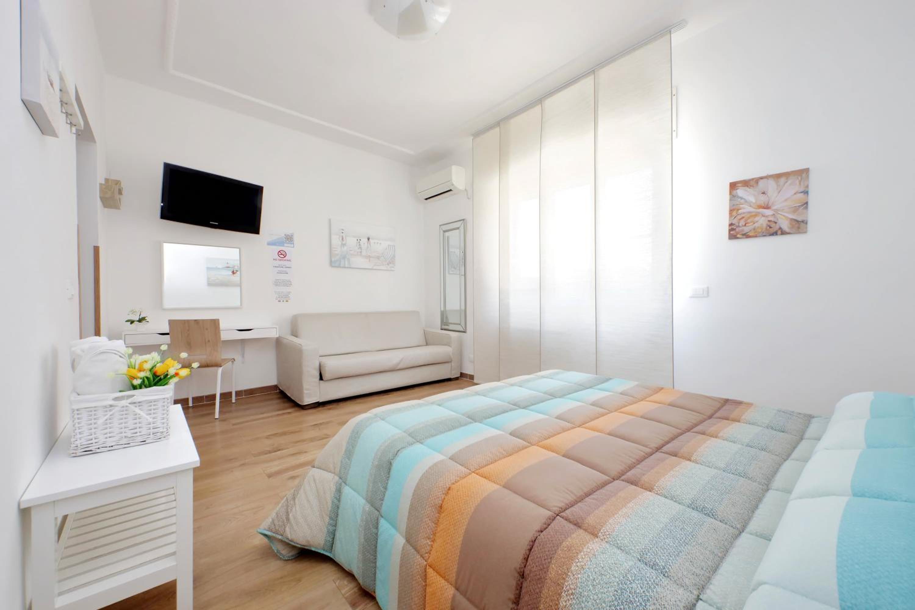 Comfort Room with Private Bathroom - Photo 11